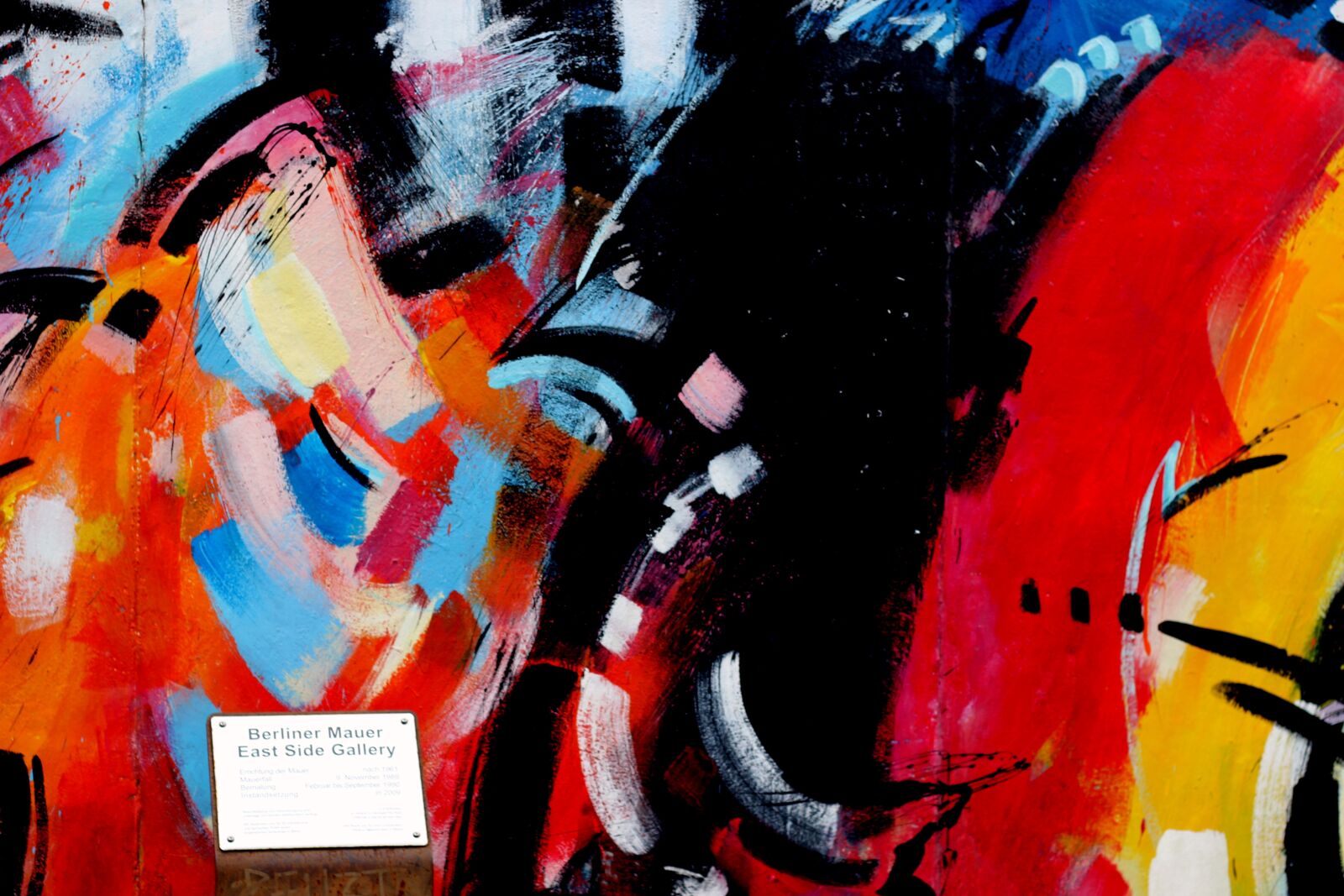 Canon EOS 600D (Rebel EOS T3i / EOS Kiss X5) + Canon EF 50mm F1.8 STM sample photo. Berlin wall, art, graffiti photography