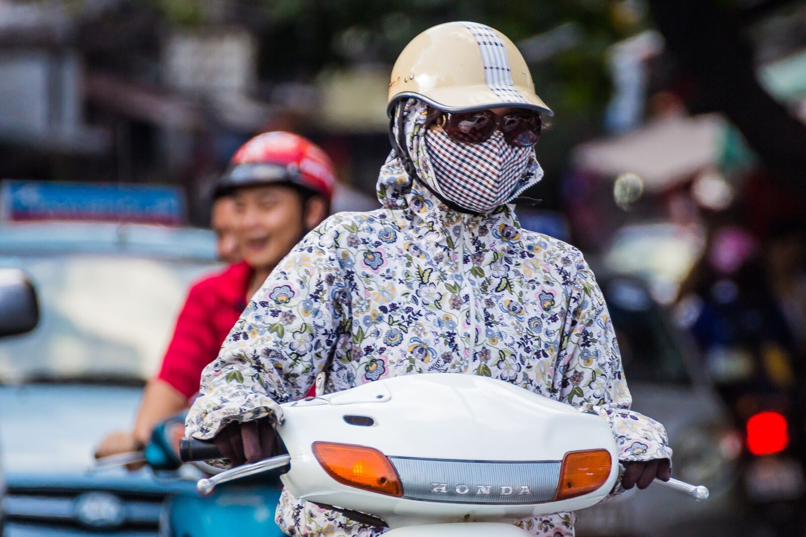 Canon EOS 600D (Rebel EOS T3i / EOS Kiss X5) sample photo. Scooter, traffic, helmet photography