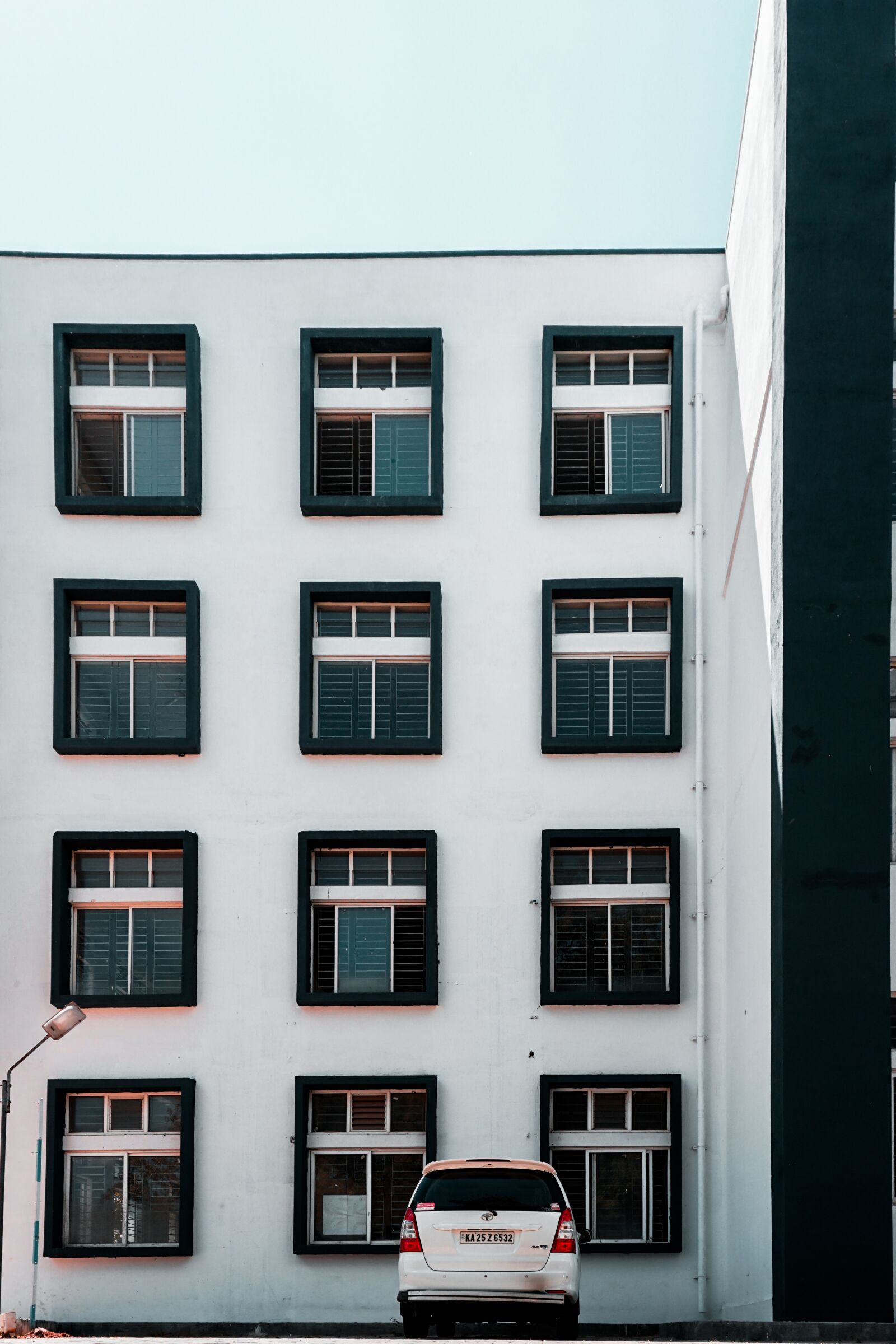Sony a6300 sample photo. Architecture, window, cars photography