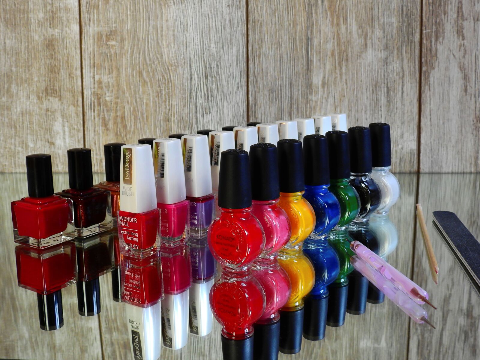 Nikon Coolpix P900 sample photo. Nail varnish, fingernails, manicure photography