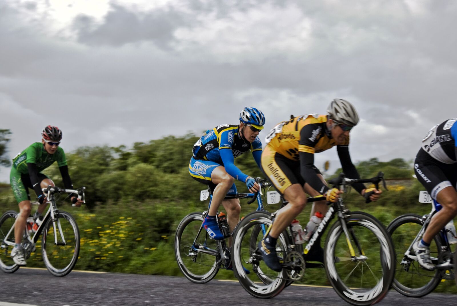 Sony Alpha DSLR-A200 sample photo. Cyclists, race, bike photography