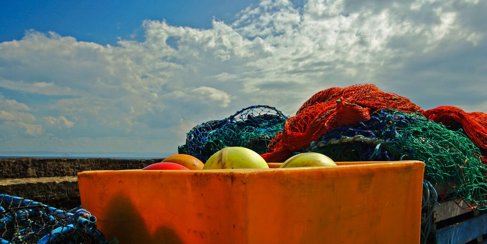 Canon EOS 350D (EOS Digital Rebel XT / EOS Kiss Digital N) sample photo. Blue sky, clouds, crate photography