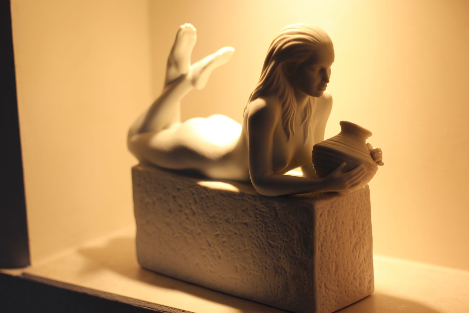 Canon EOS 1300D (EOS Rebel T6 / EOS Kiss X80) + Canon EF 50mm F1.8 STM sample photo. Sculpture, decoration, light photography