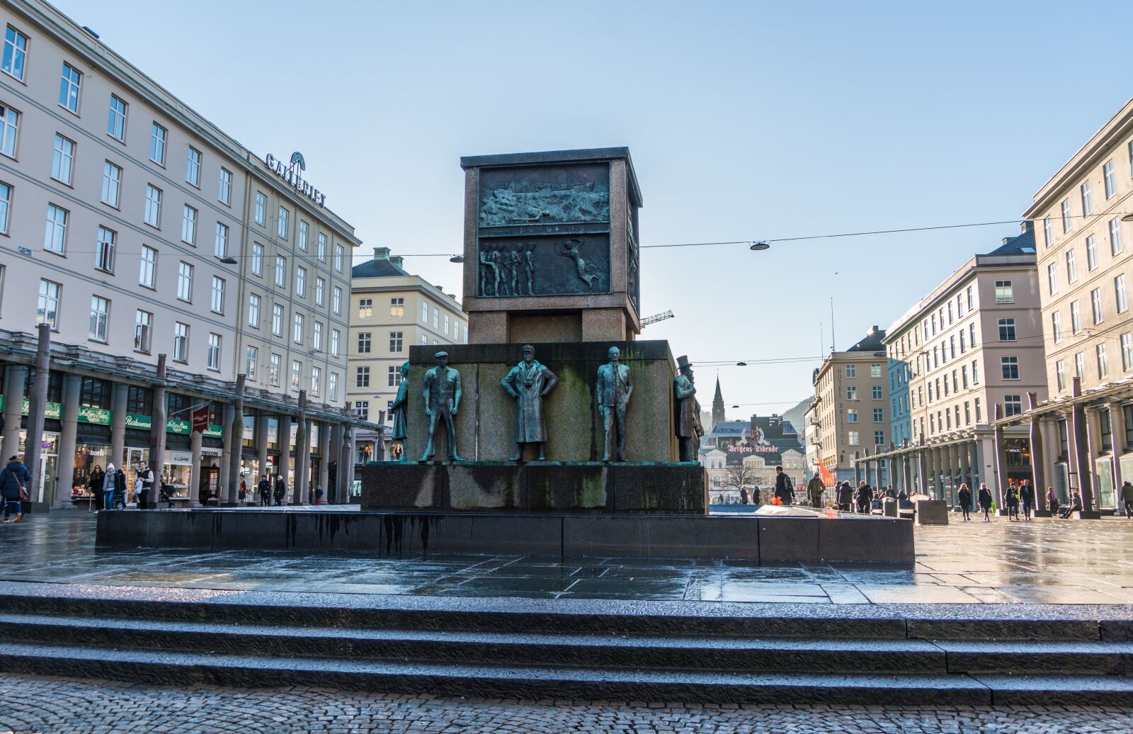 Sony a7R II + Sony FE 24-240mm F3.5-6.3 OSS sample photo. Bergen, norway, statue photography