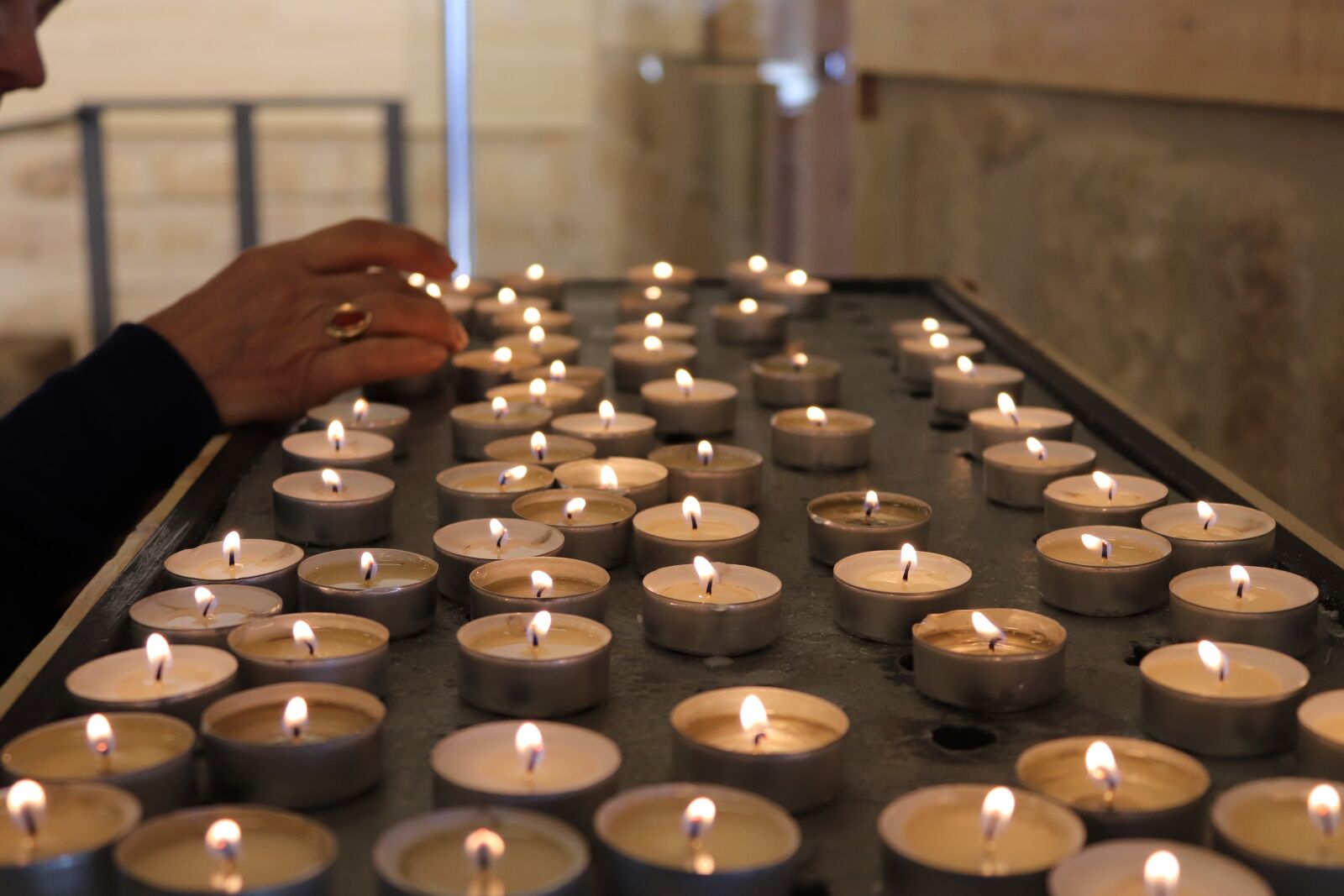 Canon EOS 200D (EOS Rebel SL2 / EOS Kiss X9) sample photo. Candles, church, prayer photography