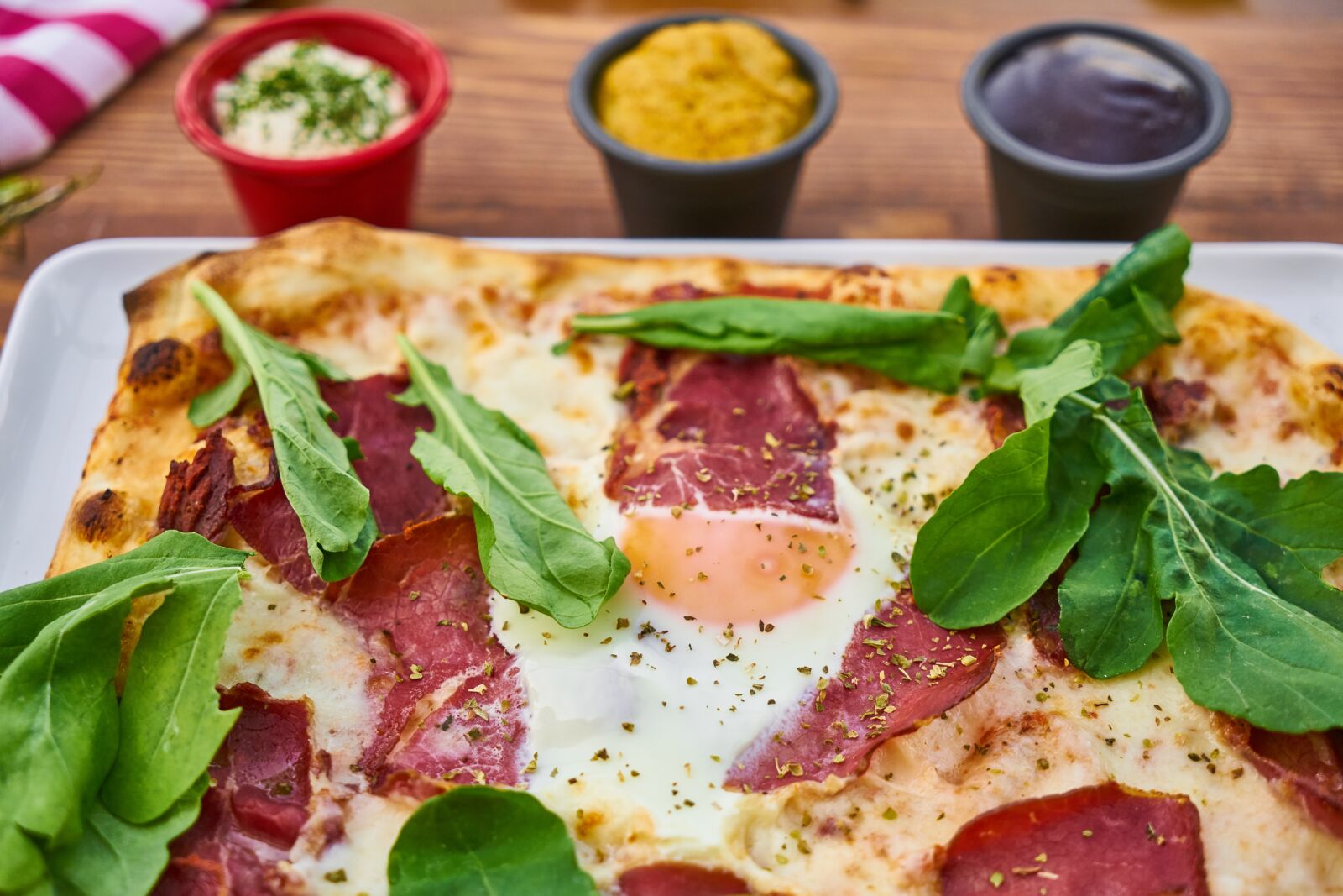 Sony a7R II sample photo. Pizza, tomato, bacon photography