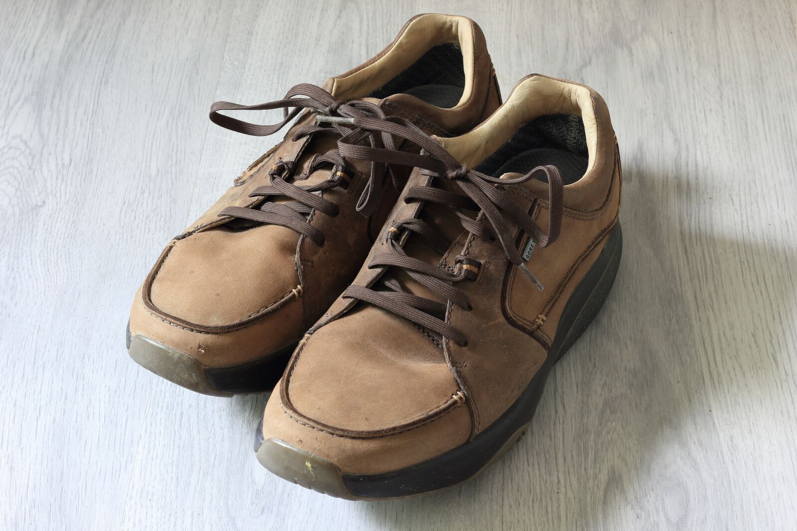 Canon EOS 550D (EOS Rebel T2i / EOS Kiss X4) sample photo. Shoes, menwear, laces photography