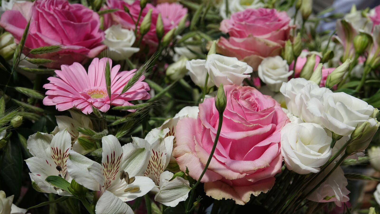 Sony Cyber-shot DSC-RX10 III sample photo. Bouquet, wedding, roses photography