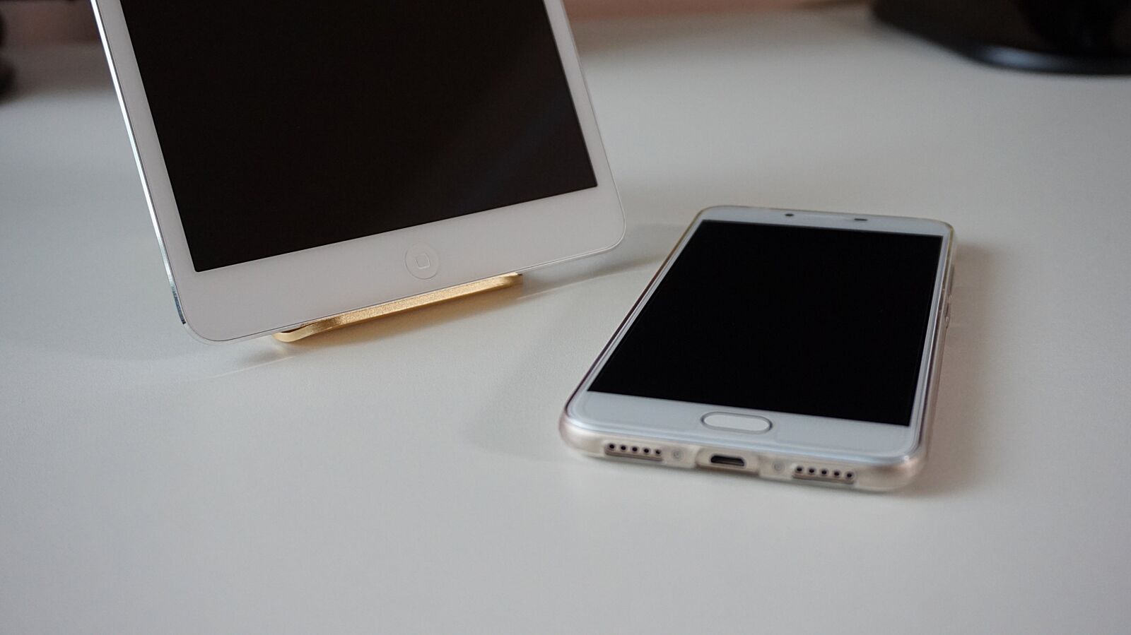 Sony Alpha a5000 (ILCE 5000) sample photo. Smartphone, tablet, touch screen photography