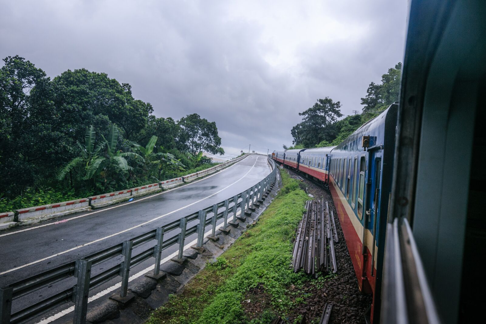 Canon EF 16-35mm F4L IS USM sample photo. Mountain pass, danang, running photography
