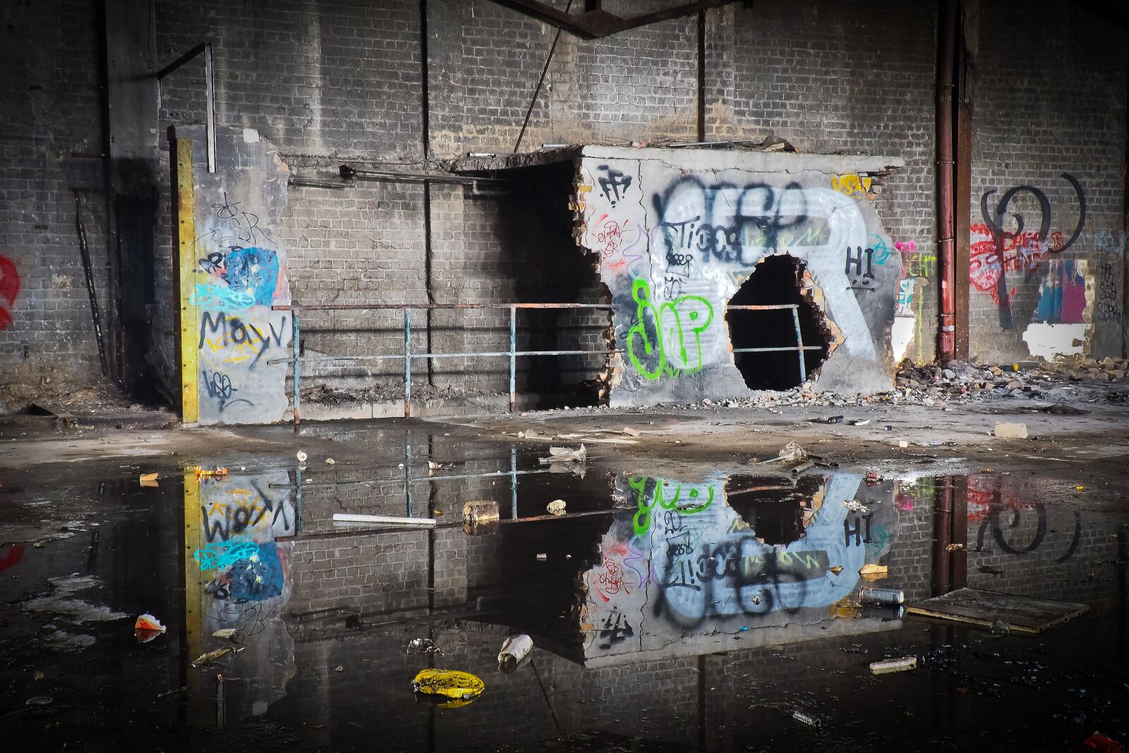 Olympus OM-D E-M10 sample photo. Lost places, rooms, abandoned photography
