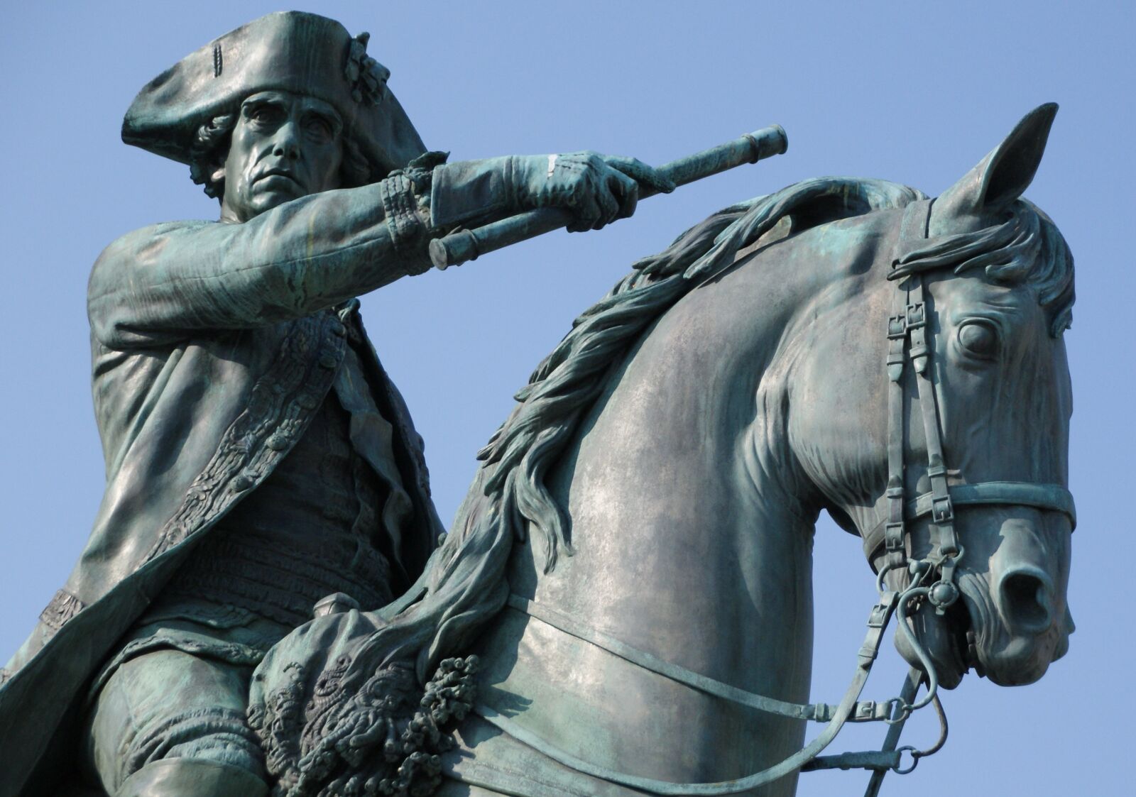 Sony Alpha DSLR-A230 sample photo. Statue, bronze, monument photography