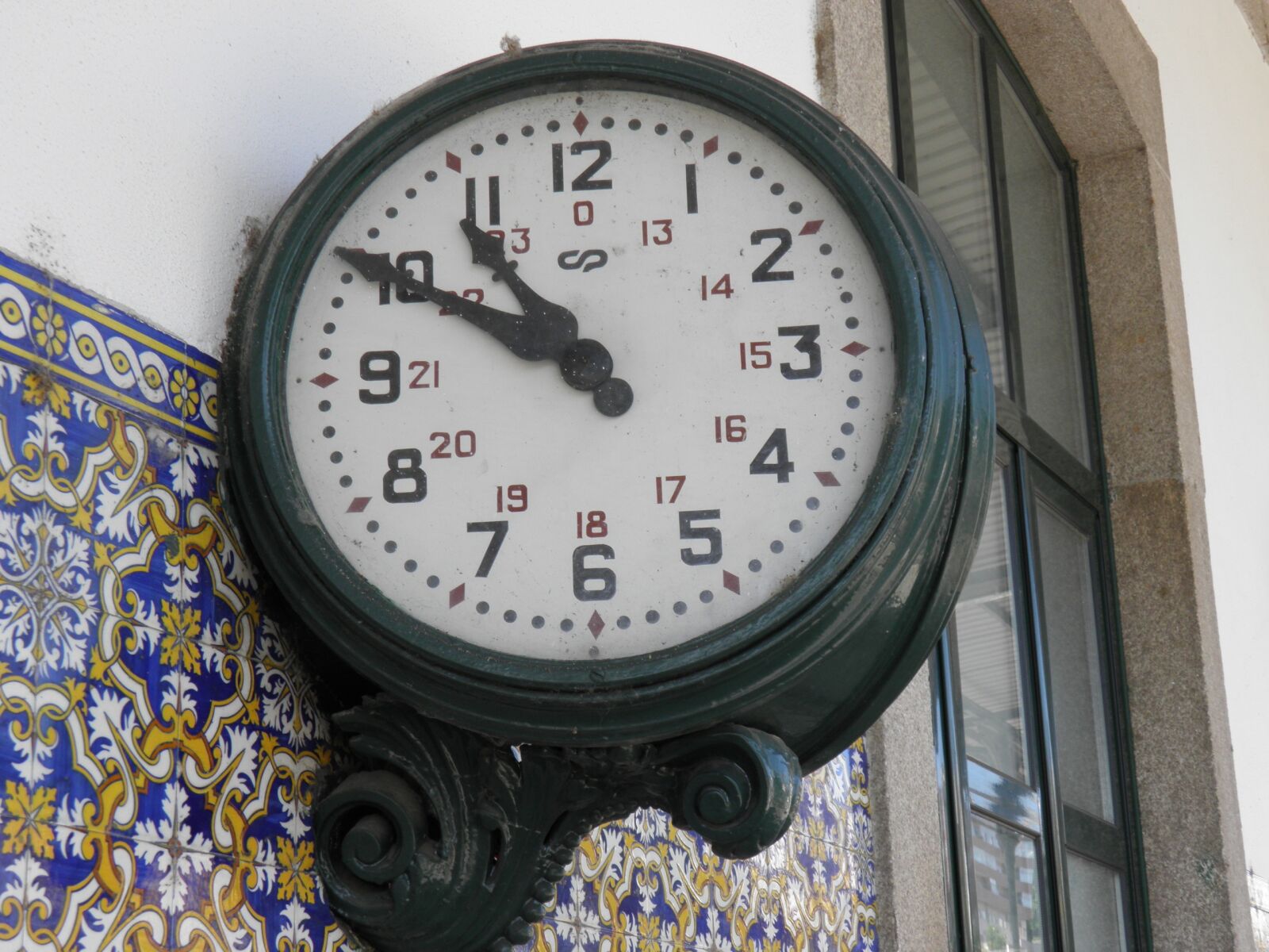 Olympus SP800UZ sample photo. Station clock, railway, douro photography