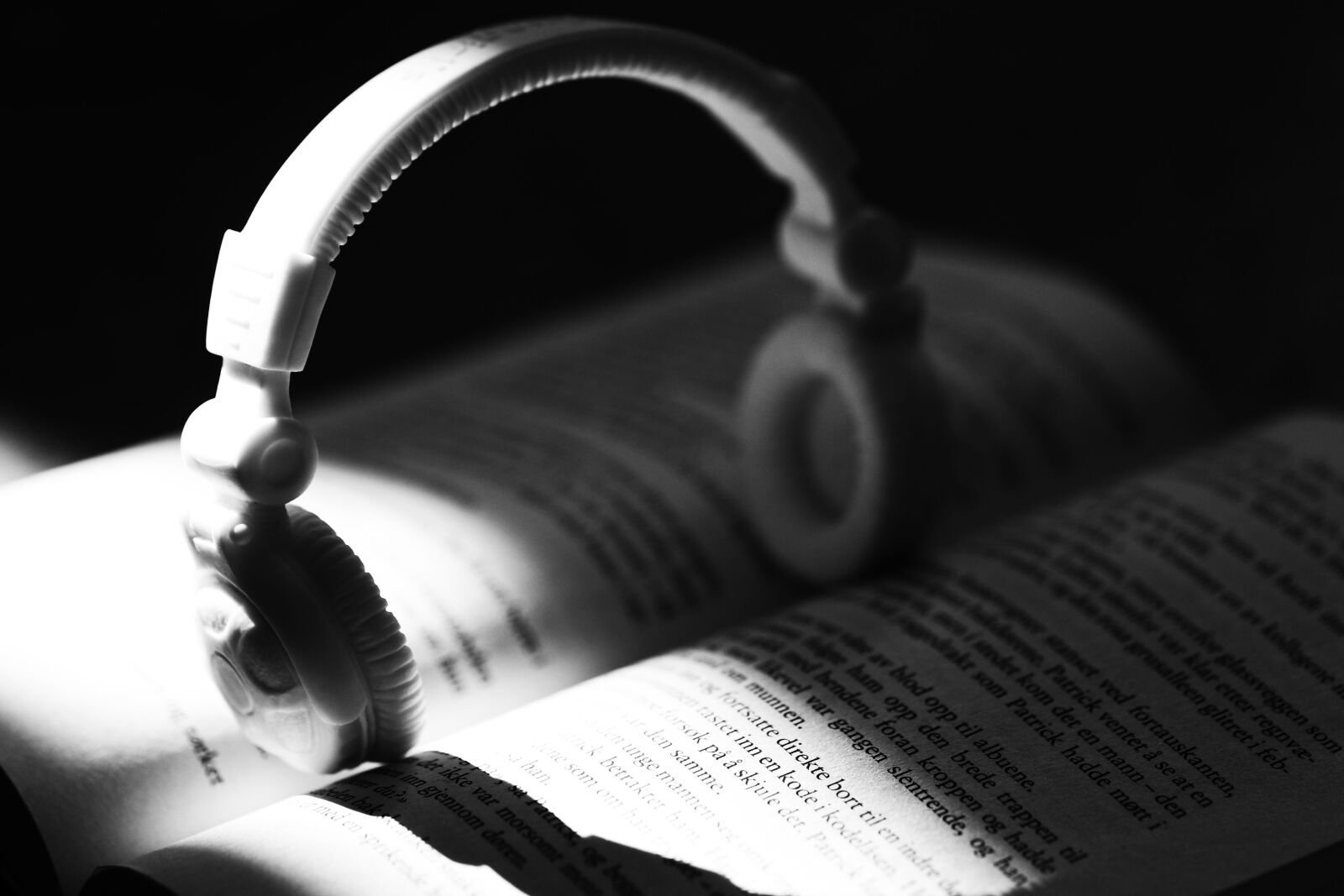 Canon EOS 7D Mark II sample photo. Headphones, small, book photography