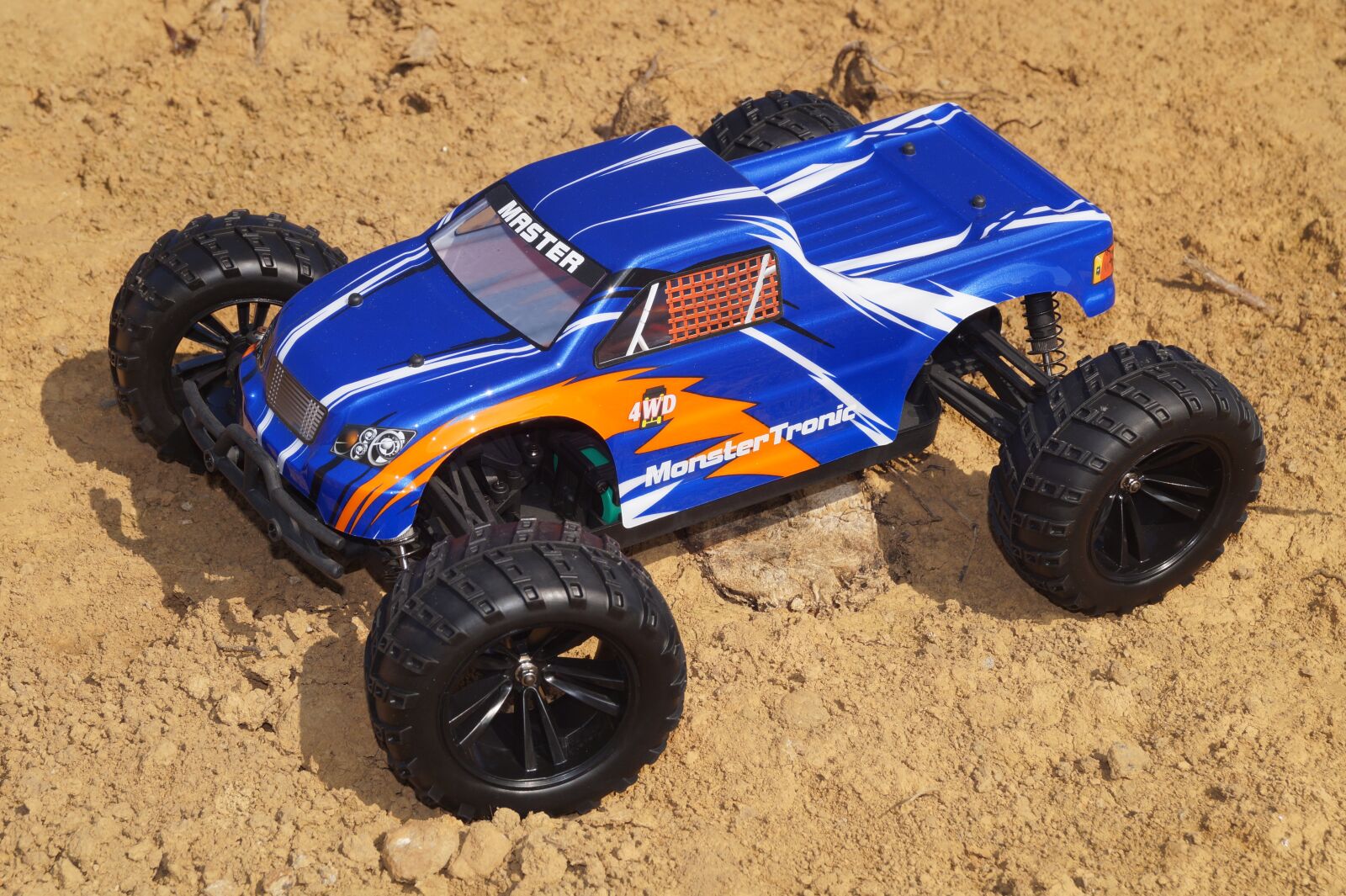 Sony DT 18-55mm F3.5-5.6 SAM II sample photo. Earth, vehicle, sand photography