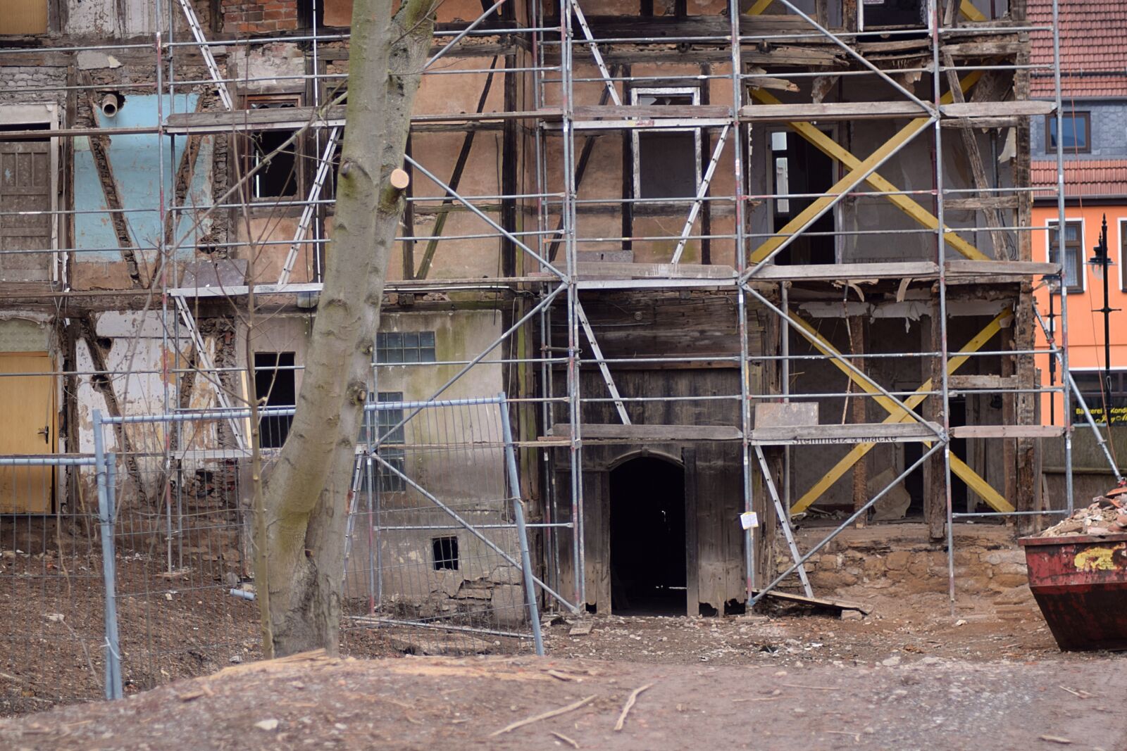 Nikon D3300 sample photo. Rehabilitation, old building, scaffold photography