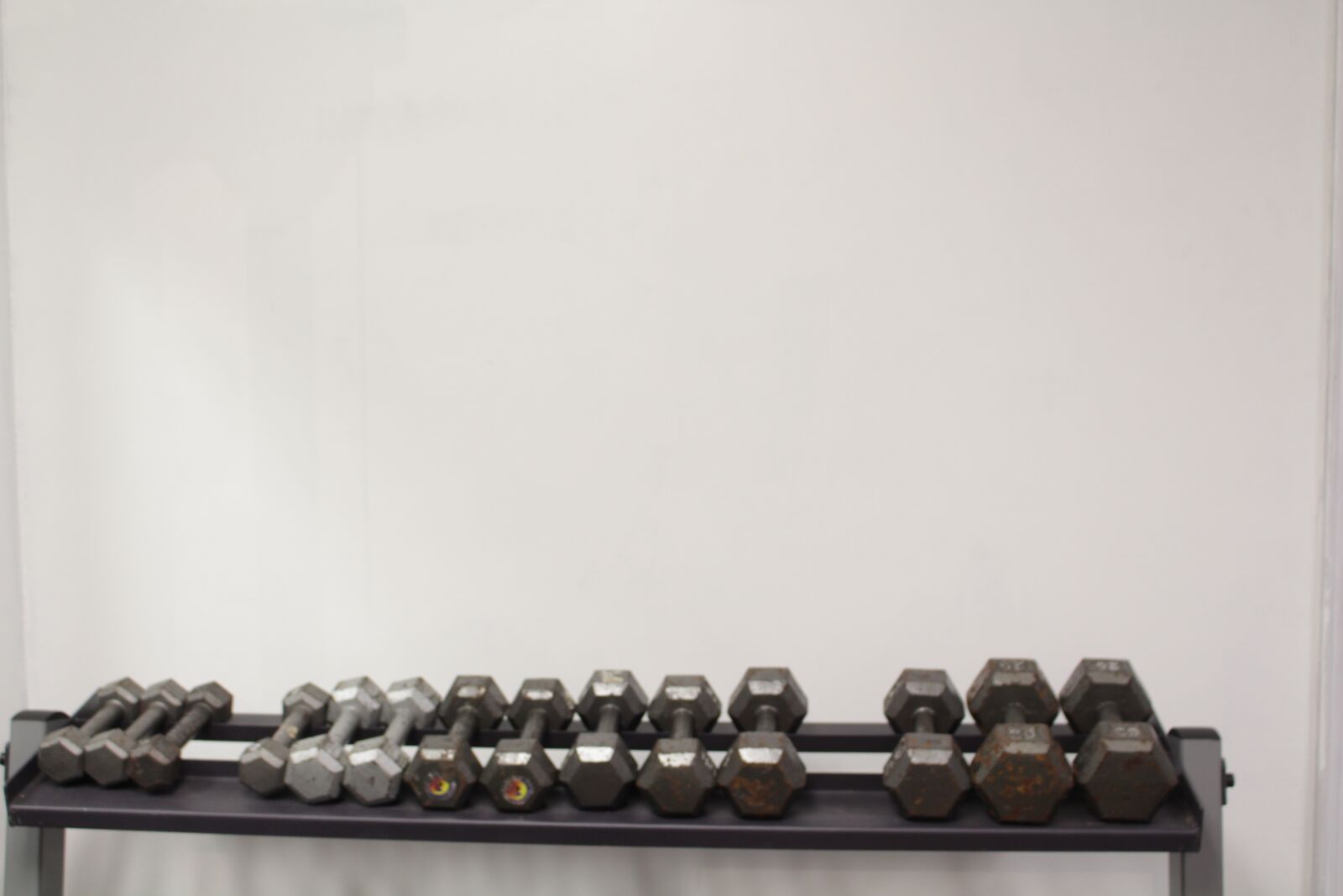 Canon EF-S 18-55mm F3.5-5.6 IS STM sample photo. Dumbbell, gym, wall photography