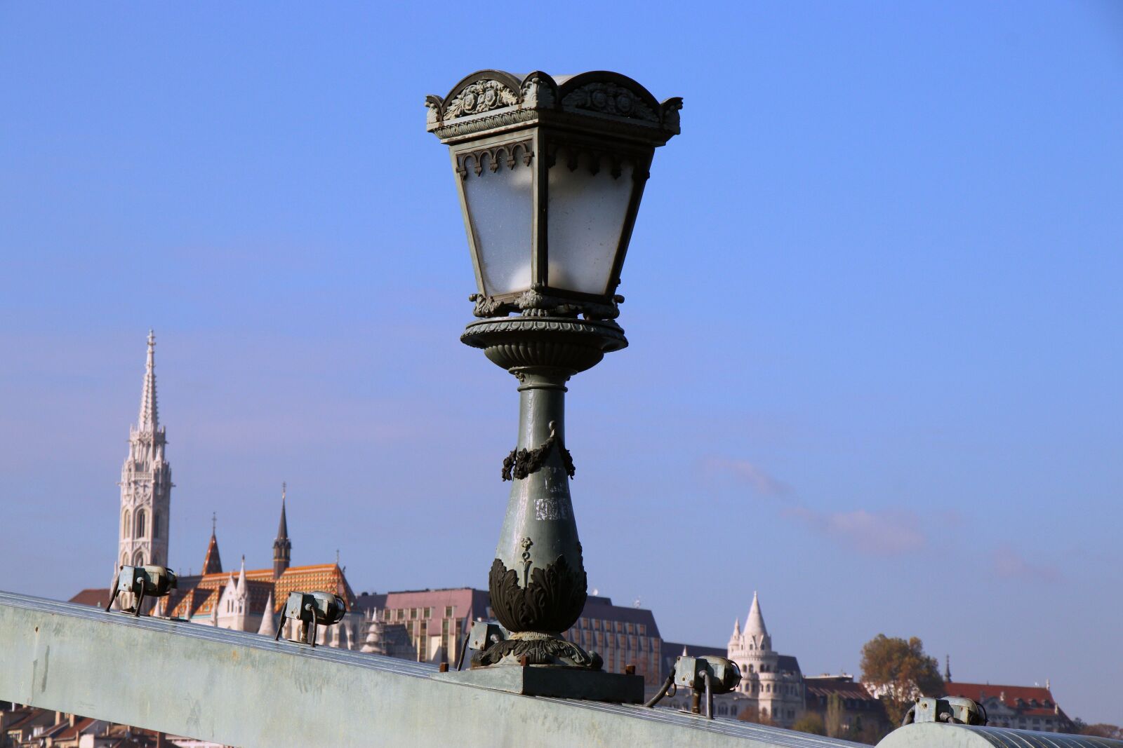 Canon EOS 80D sample photo. Budapest, chain bridge, chandelier photography