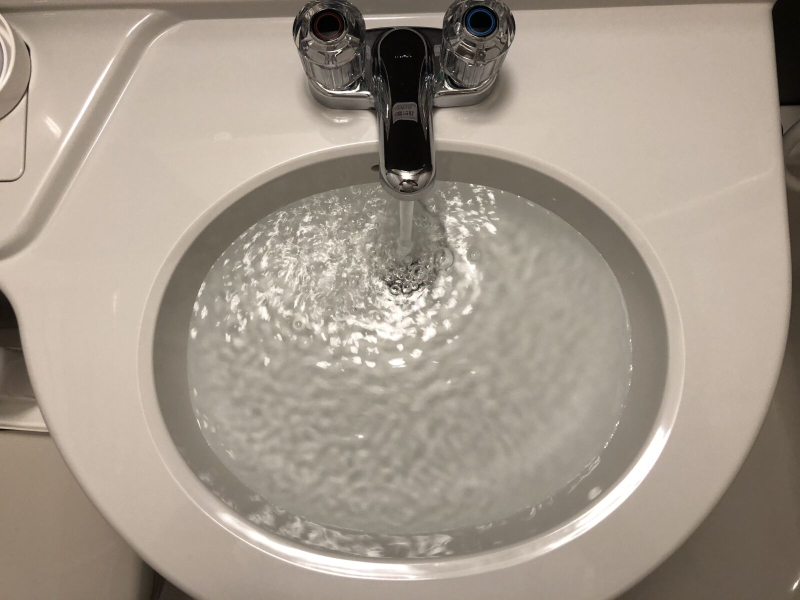 iPhone X back dual camera 4mm f/1.8 sample photo. Washbasin, water supply, bath photography