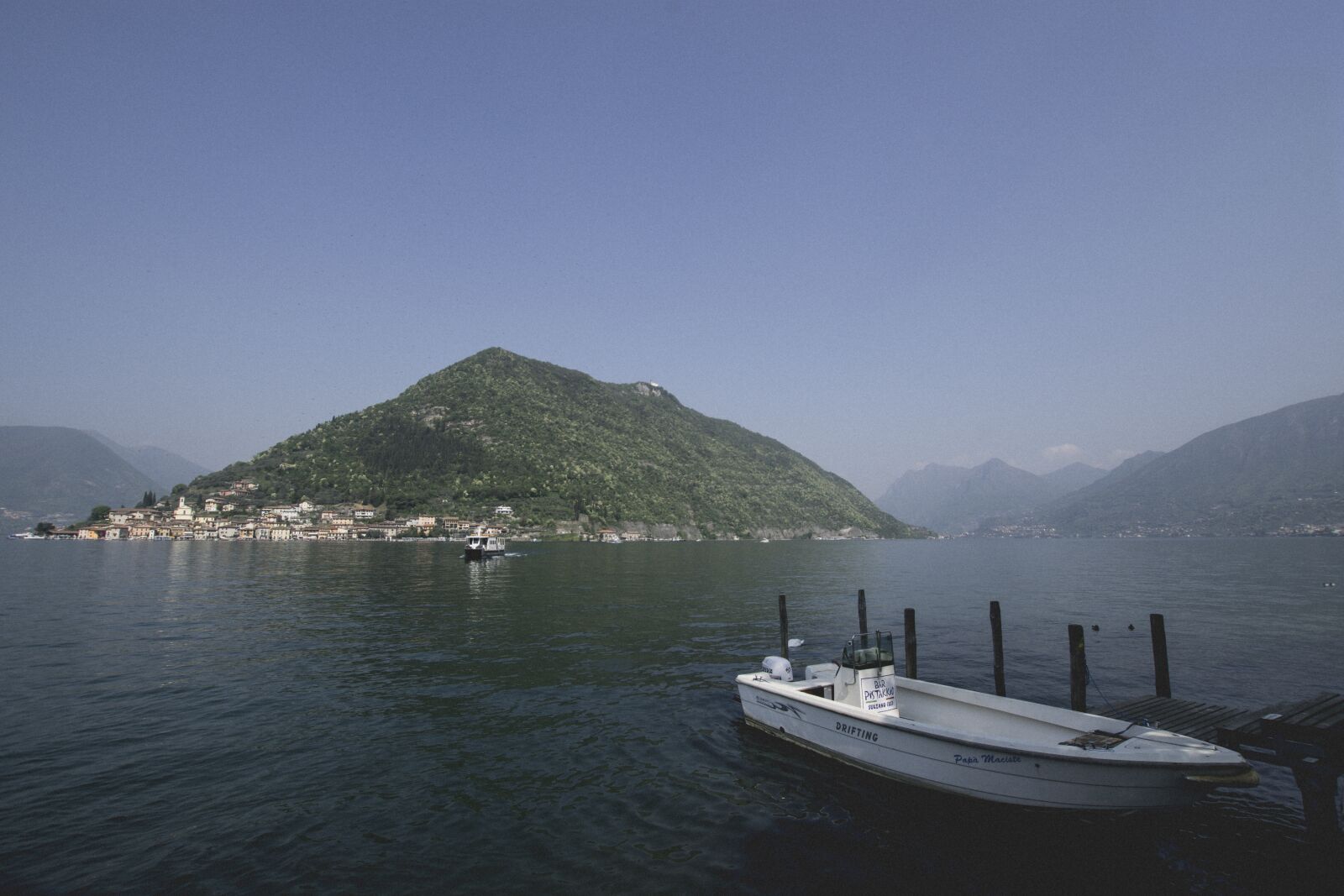 Nikon D7200 sample photo. Boat, lake, island photography