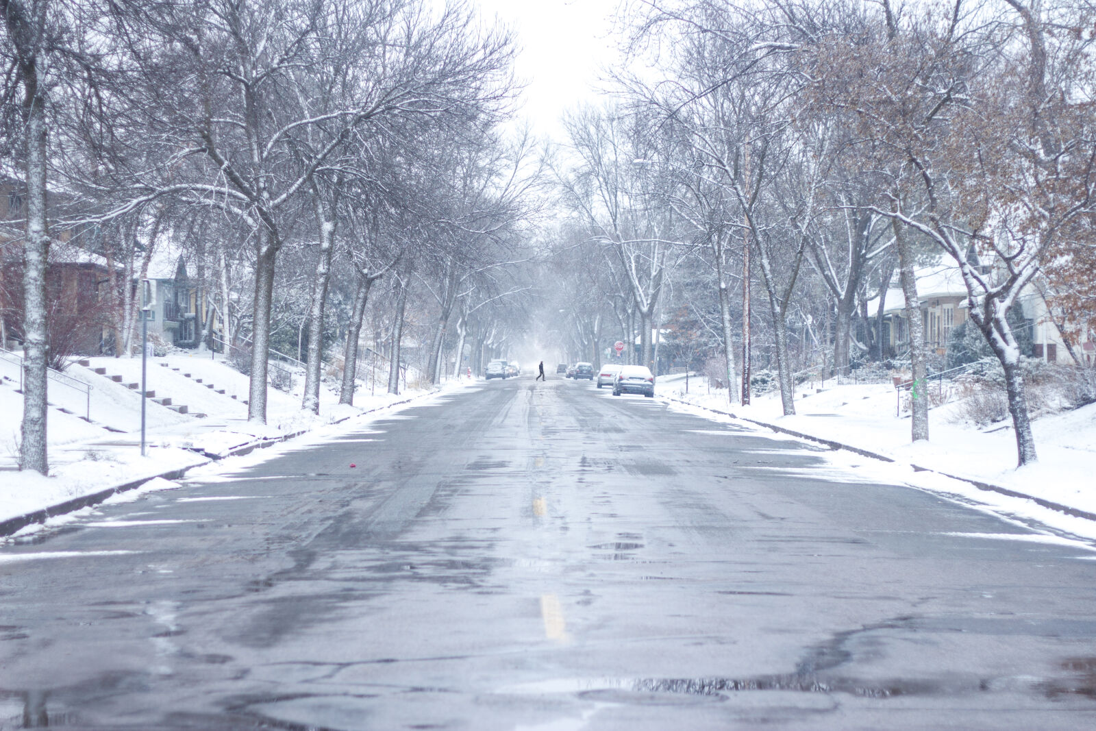 Canon EOS 550D (EOS Rebel T2i / EOS Kiss X4) sample photo. Cold, empty, grey, pedestrian photography