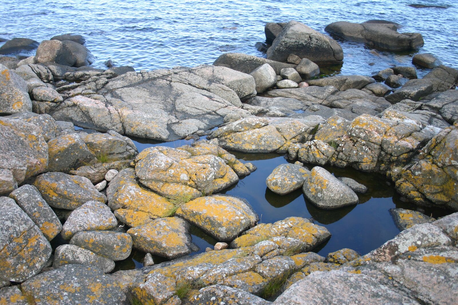 Canon EOS 300D (EOS Digital Rebel / EOS Kiss Digital) sample photo. The stones, coast, sea photography