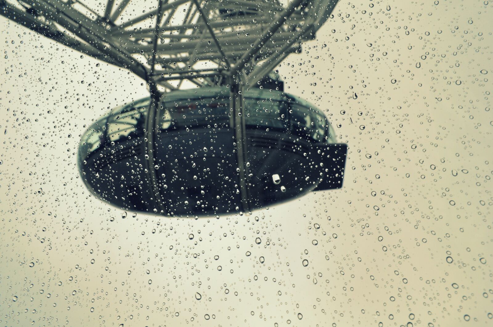 Nikon D7000 sample photo. London, rain, retro photography