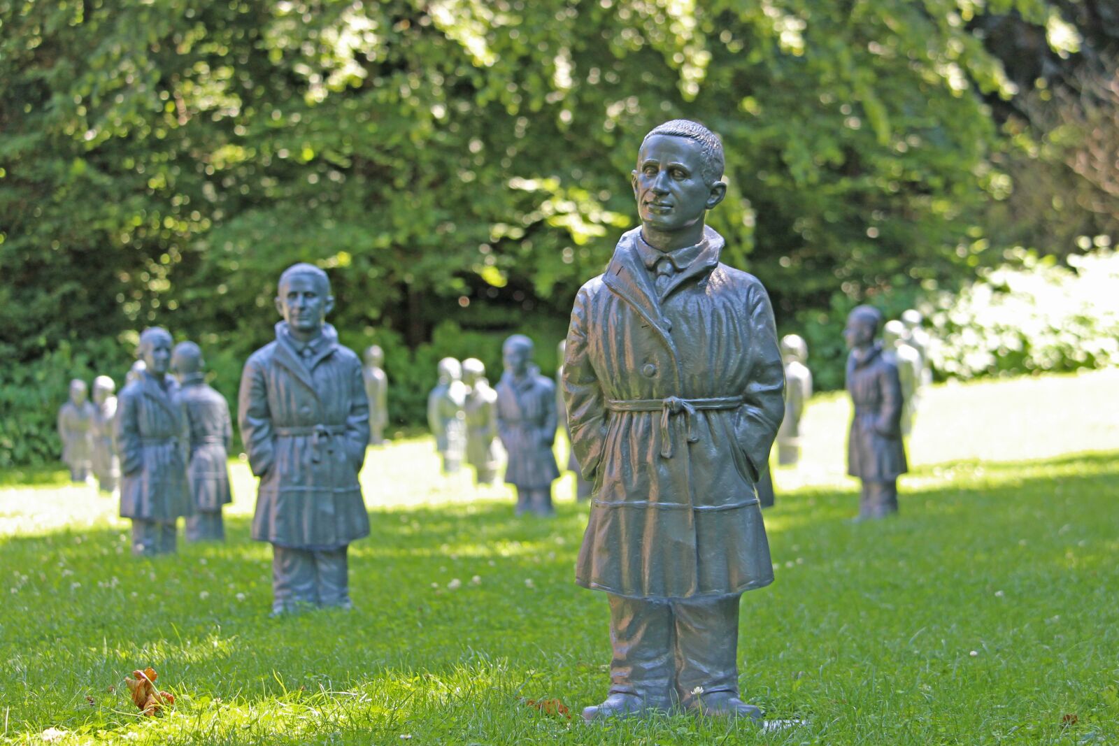 Canon EF-S 55-250mm F4-5.6 IS STM sample photo. Bert brecht, brecht, statue photography