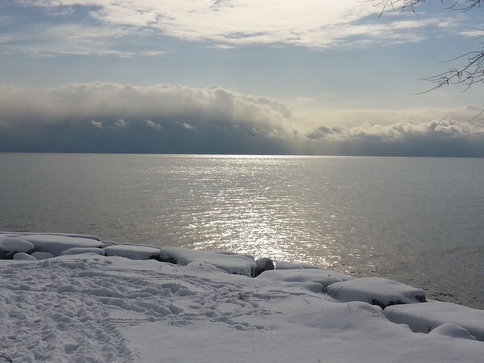 Samsung Galaxy S3 sample photo. Winter shoreline, cold water photography