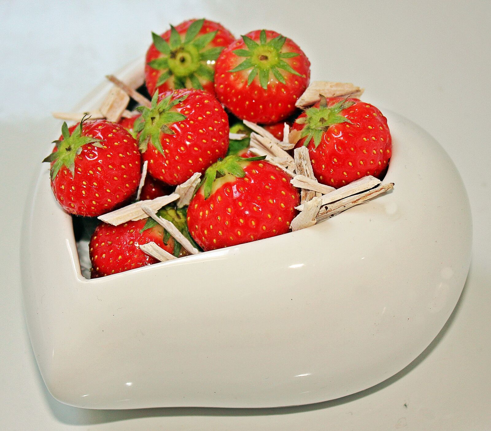 Canon EOS 550D (EOS Rebel T2i / EOS Kiss X4) sample photo. Mother's day, strawberries, red photography