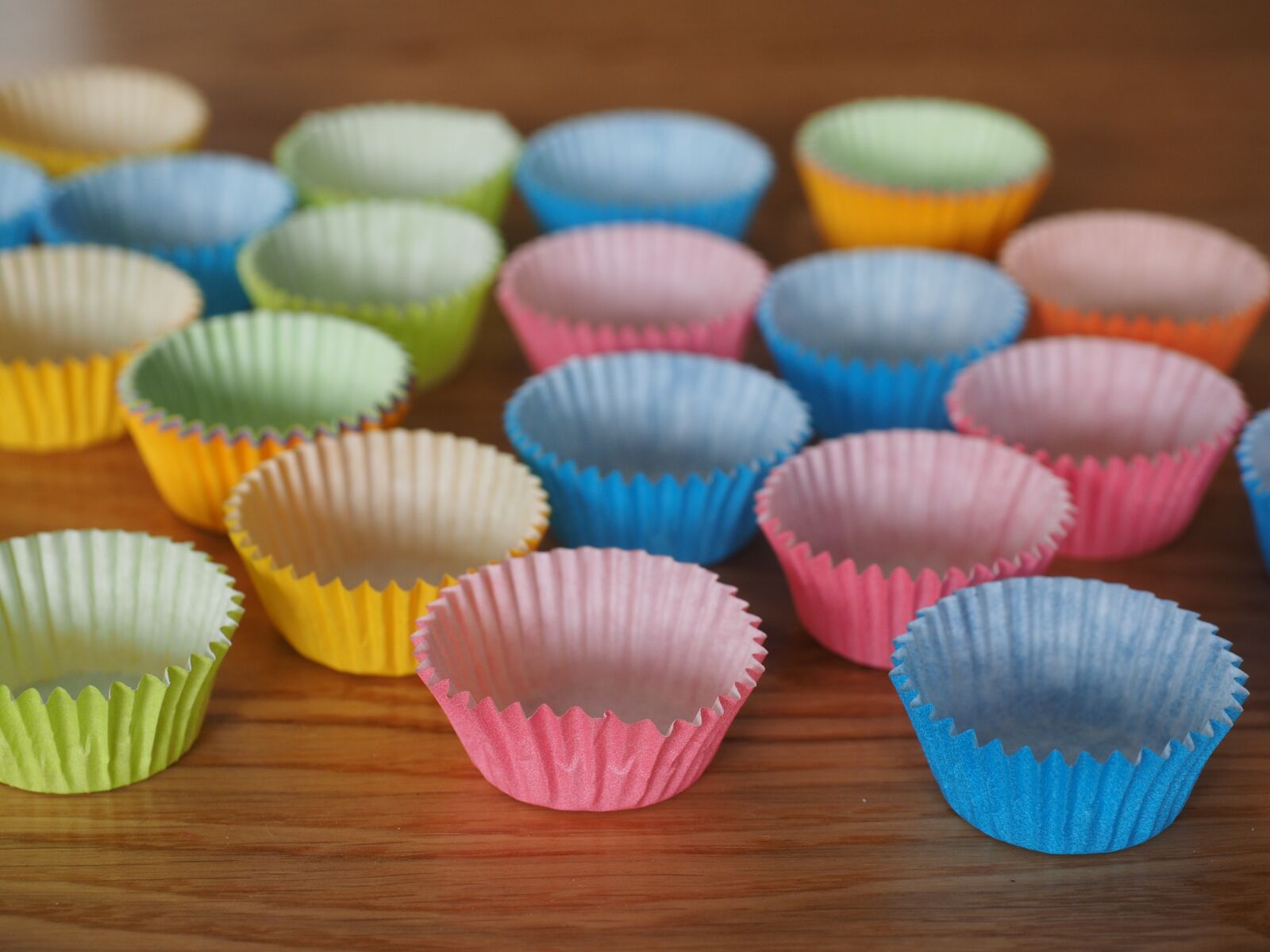 Olympus OM-D E-M1 + Olympus M.Zuiko Digital ED 12-40mm F2.8 Pro sample photo. Muffin cups, paper cups photography