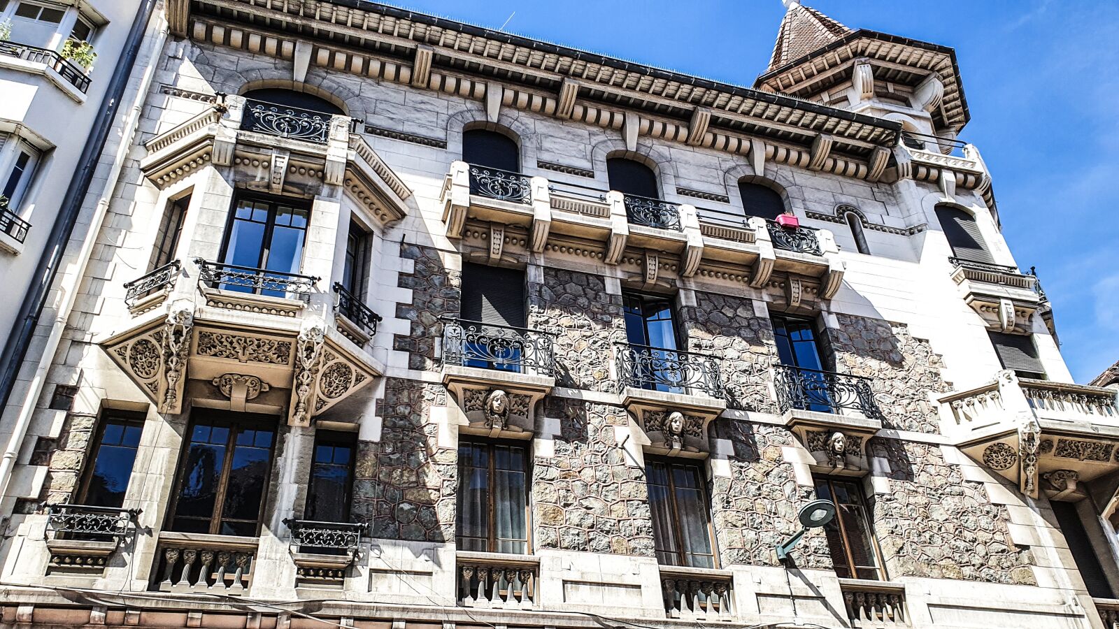 Samsung SM-G973F sample photo. Annecy, building, architecture photography