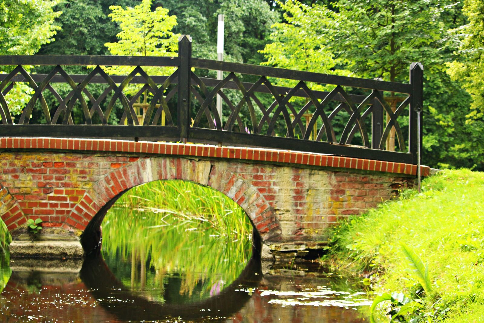 Canon EOS 100D (EOS Rebel SL1 / EOS Kiss X7) sample photo. Bridge, water, arch photography