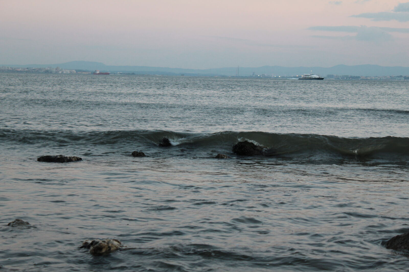 Canon EOS 550D (EOS Rebel T2i / EOS Kiss X4) sample photo. Waves, breaking photography
