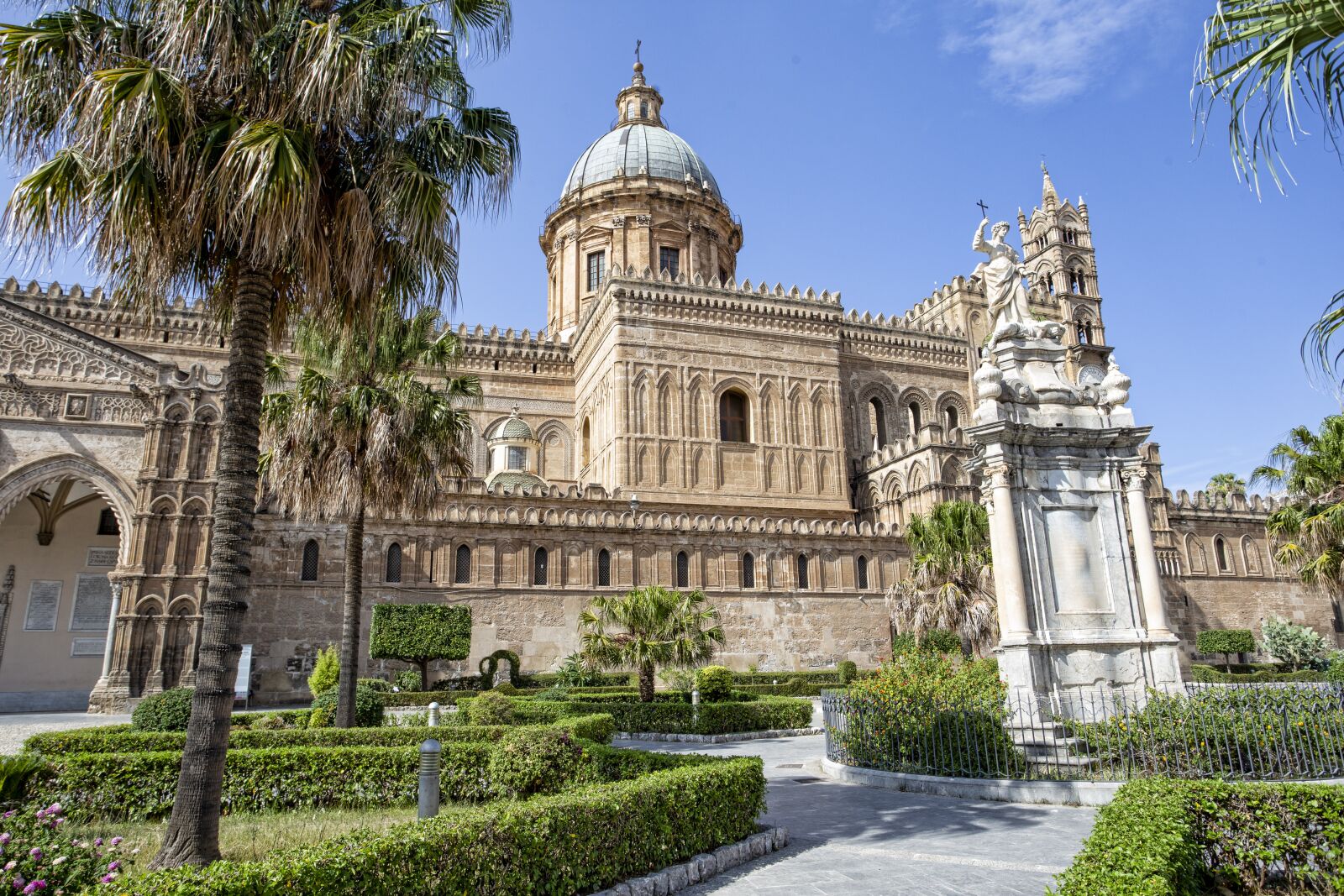 Canon EOS 6D + Canon EF 17-40mm F4L USM sample photo. Palermo, cathedral, architecture photography