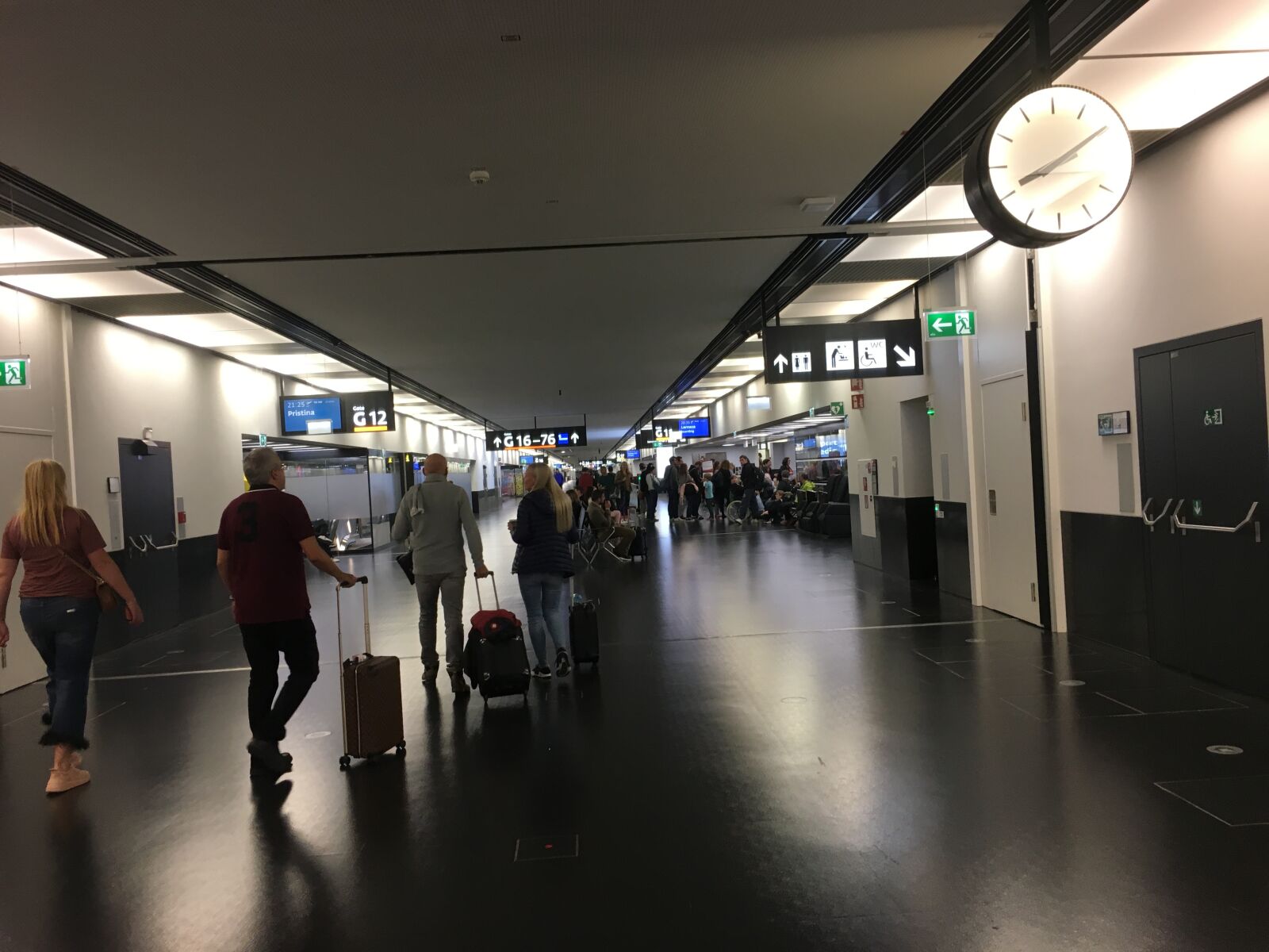 Apple iPhone 6s sample photo. Airport, travel, flight photography