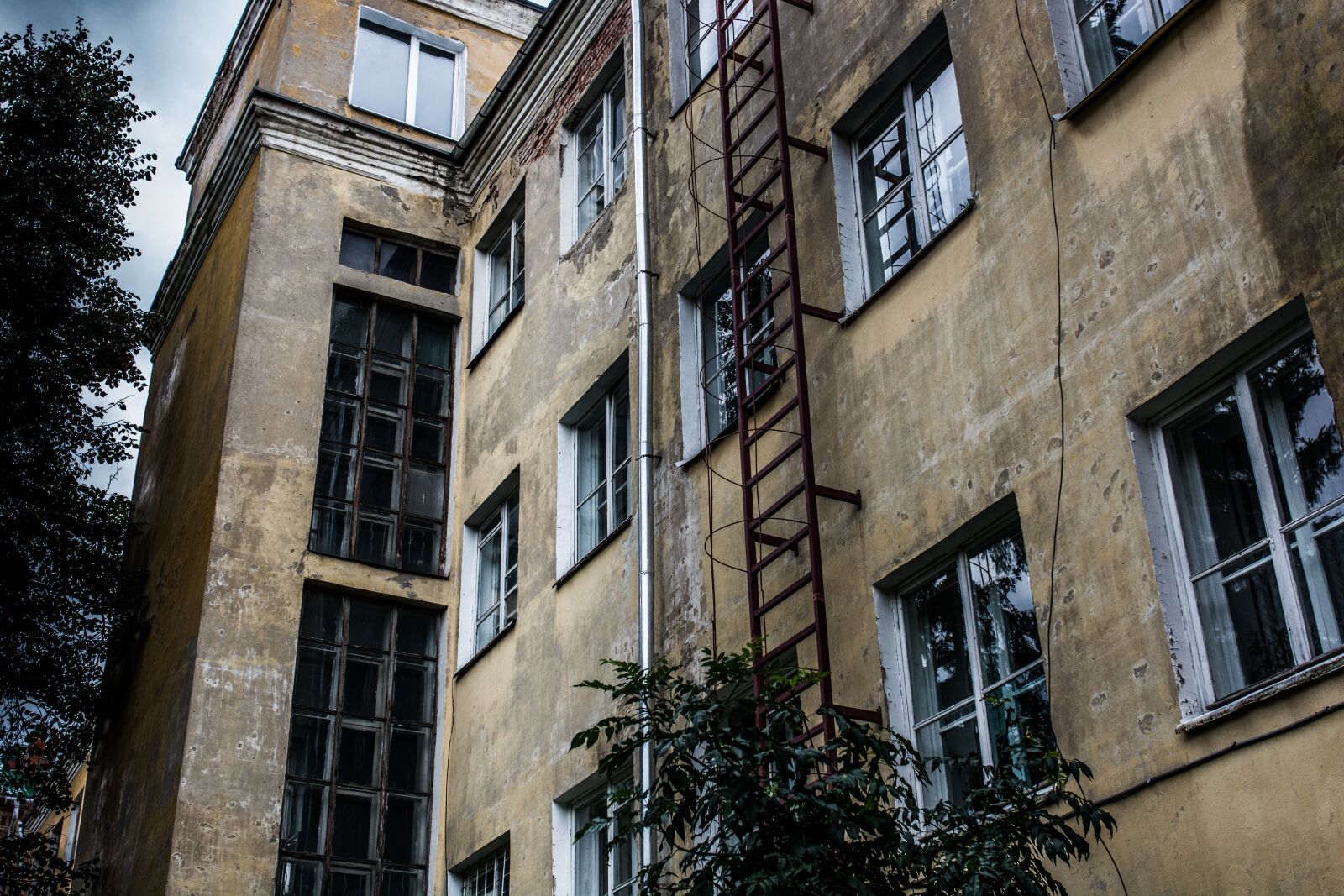 Nikon D7100 sample photo. Old building, ladder, window photography