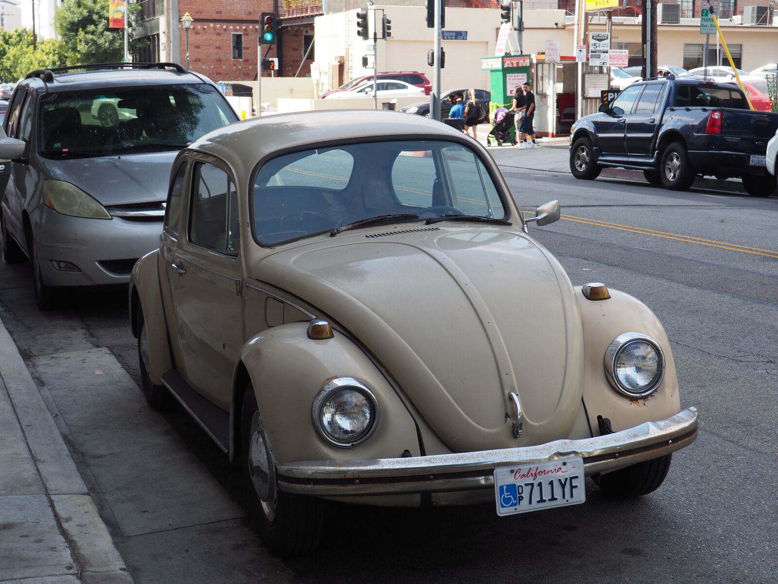 Olympus OM-D E-M10 II sample photo. Old, car, beige photography