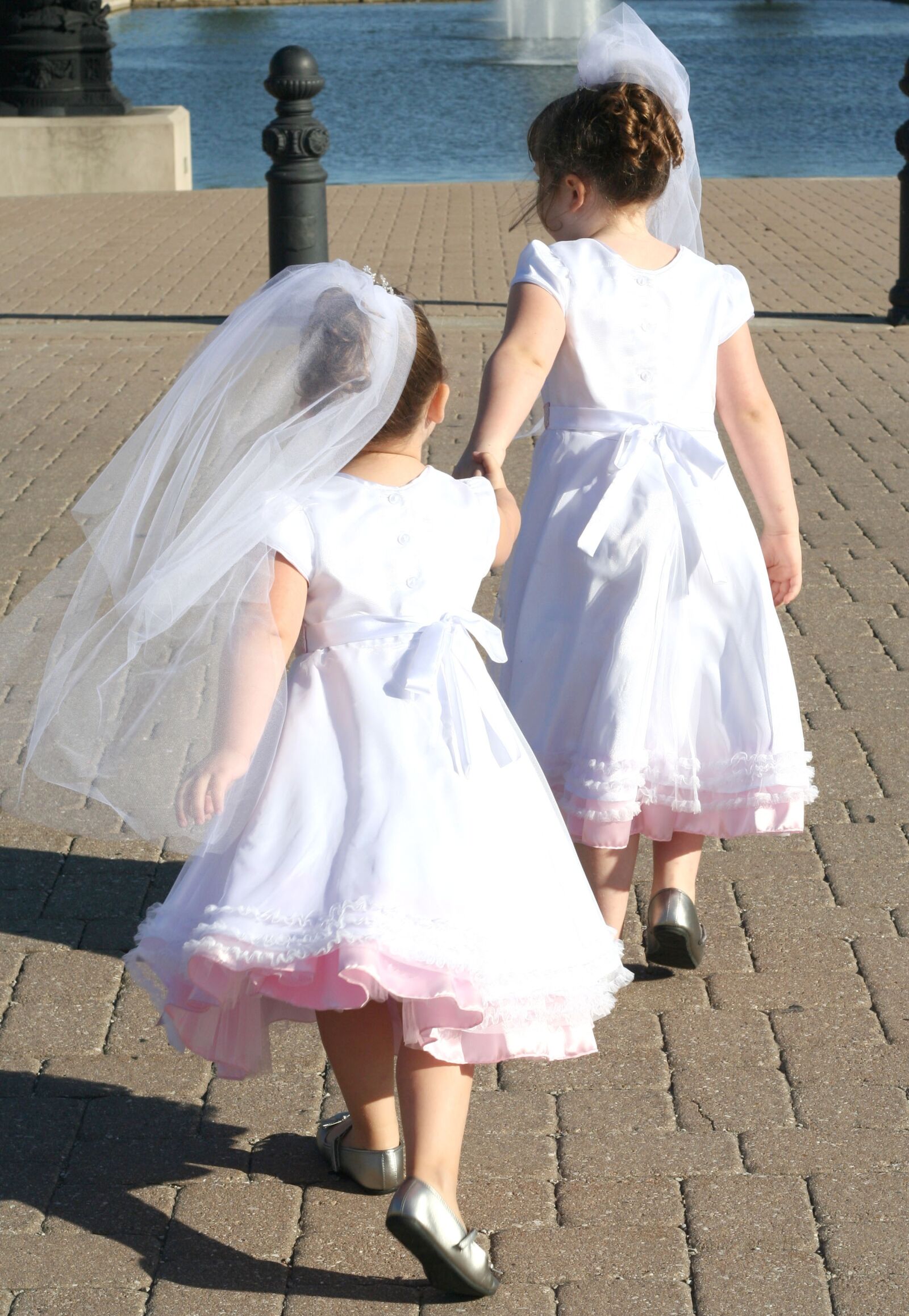Canon EOS 350D (EOS Digital Rebel XT / EOS Kiss Digital N) sample photo. Wedding, sister, white photography