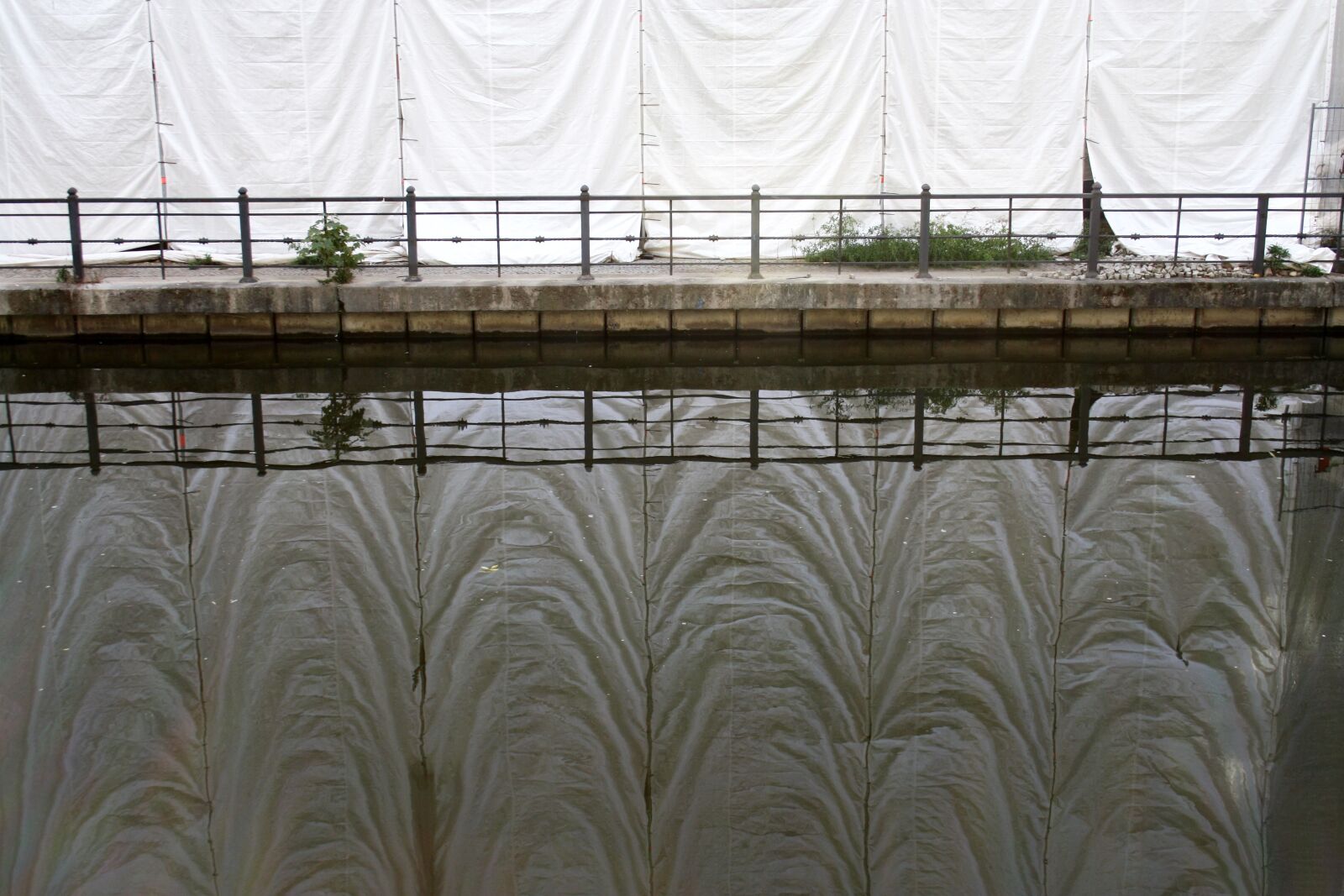 Canon EOS 1000D (EOS Digital Rebel XS / EOS Kiss F) sample photo. Water, mirroring, spree photography
