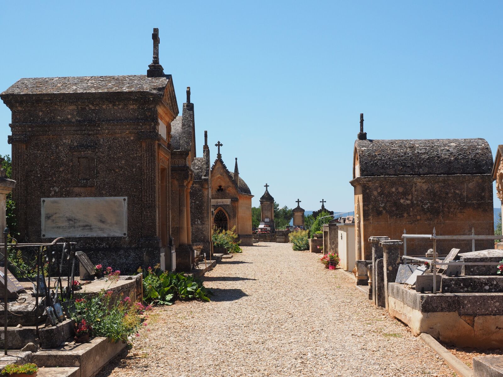 Olympus OM-D E-M1 + Olympus M.Zuiko Digital ED 12-40mm F2.8 Pro sample photo. Cemetery, graves, gravestone photography
