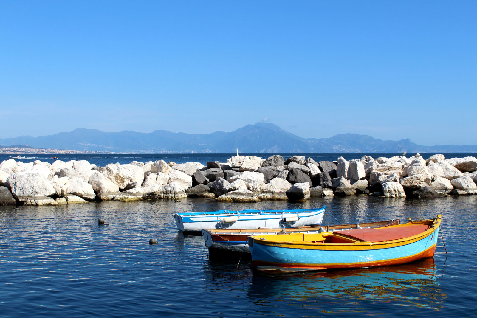 Canon EOS 1300D (EOS Rebel T6 / EOS Kiss X80) sample photo. Background, boat, ocean, rocks photography