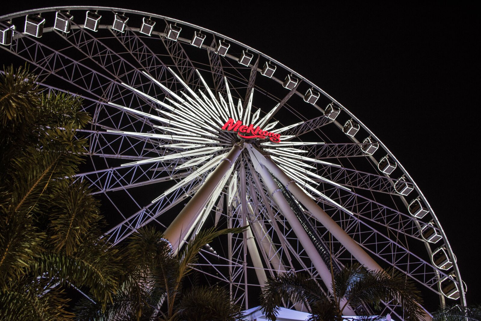 Nikon D7200 sample photo. Building, light, ferris wheel photography