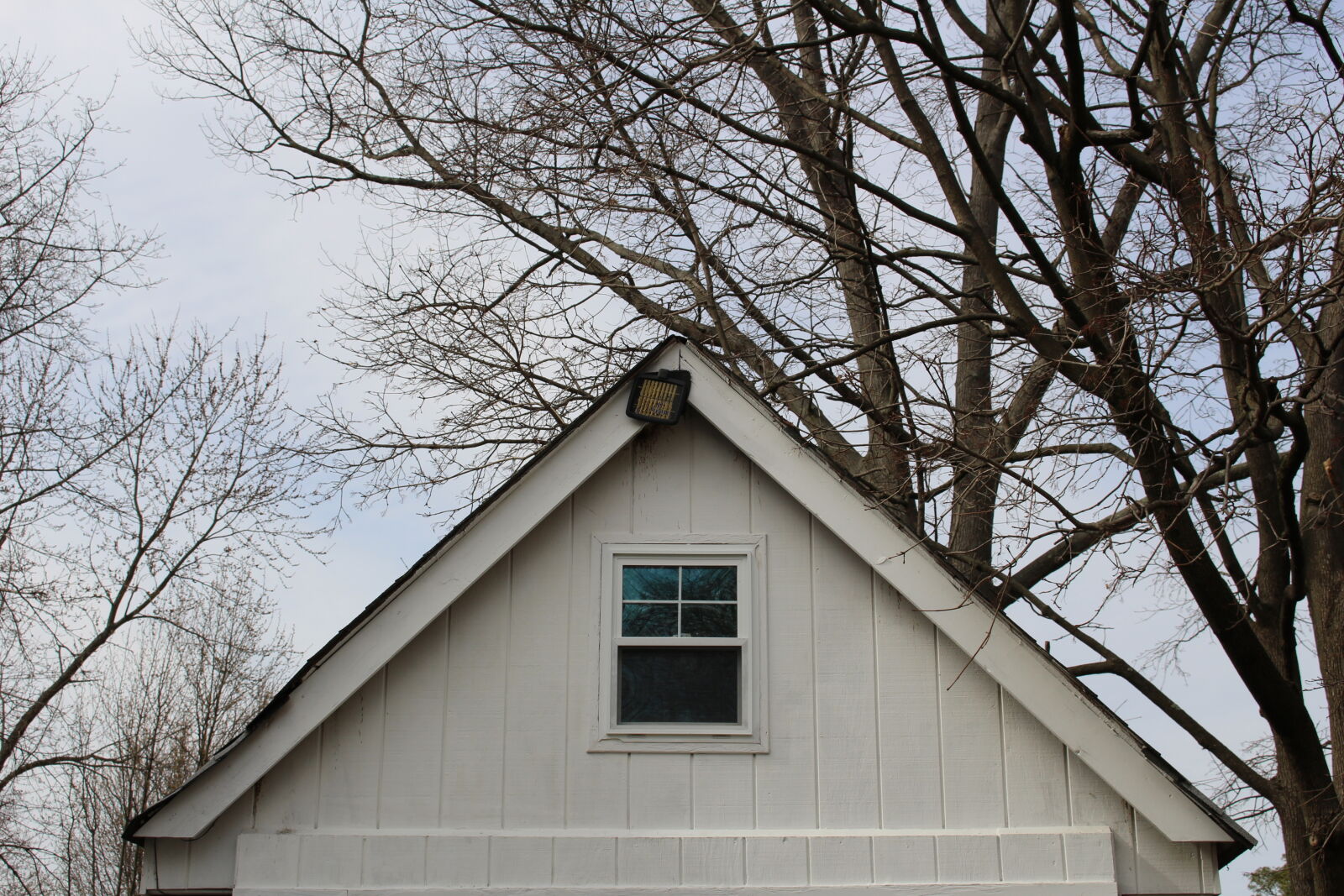 Canon EF-S 18-55mm F3.5-5.6 IS STM sample photo. Creepy, roof, shed, window photography