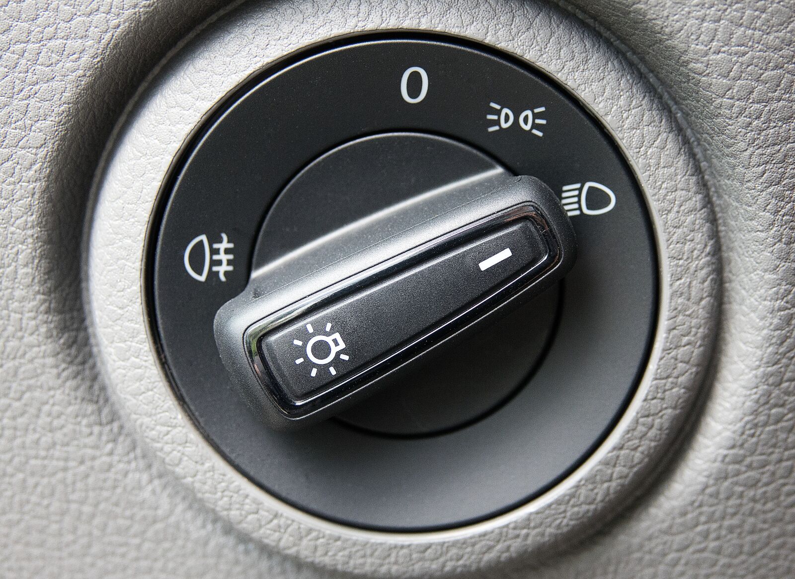 Sony Cyber-shot DSC-RX10 III sample photo. Light switch, vehicle, rotary photography
