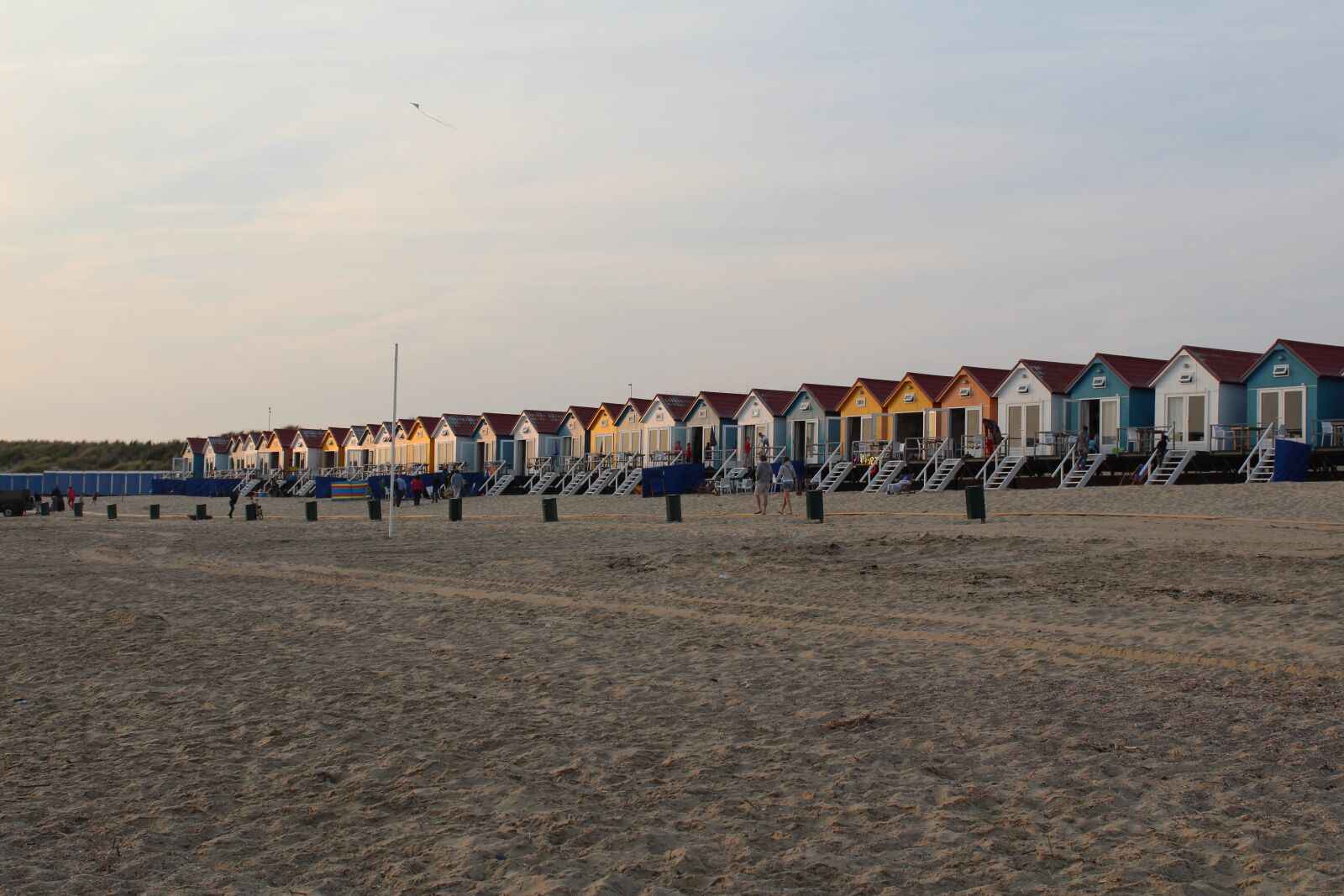 Canon EOS 1300D (EOS Rebel T6 / EOS Kiss X80) sample photo. Beach houses, vlissingen, beach photography