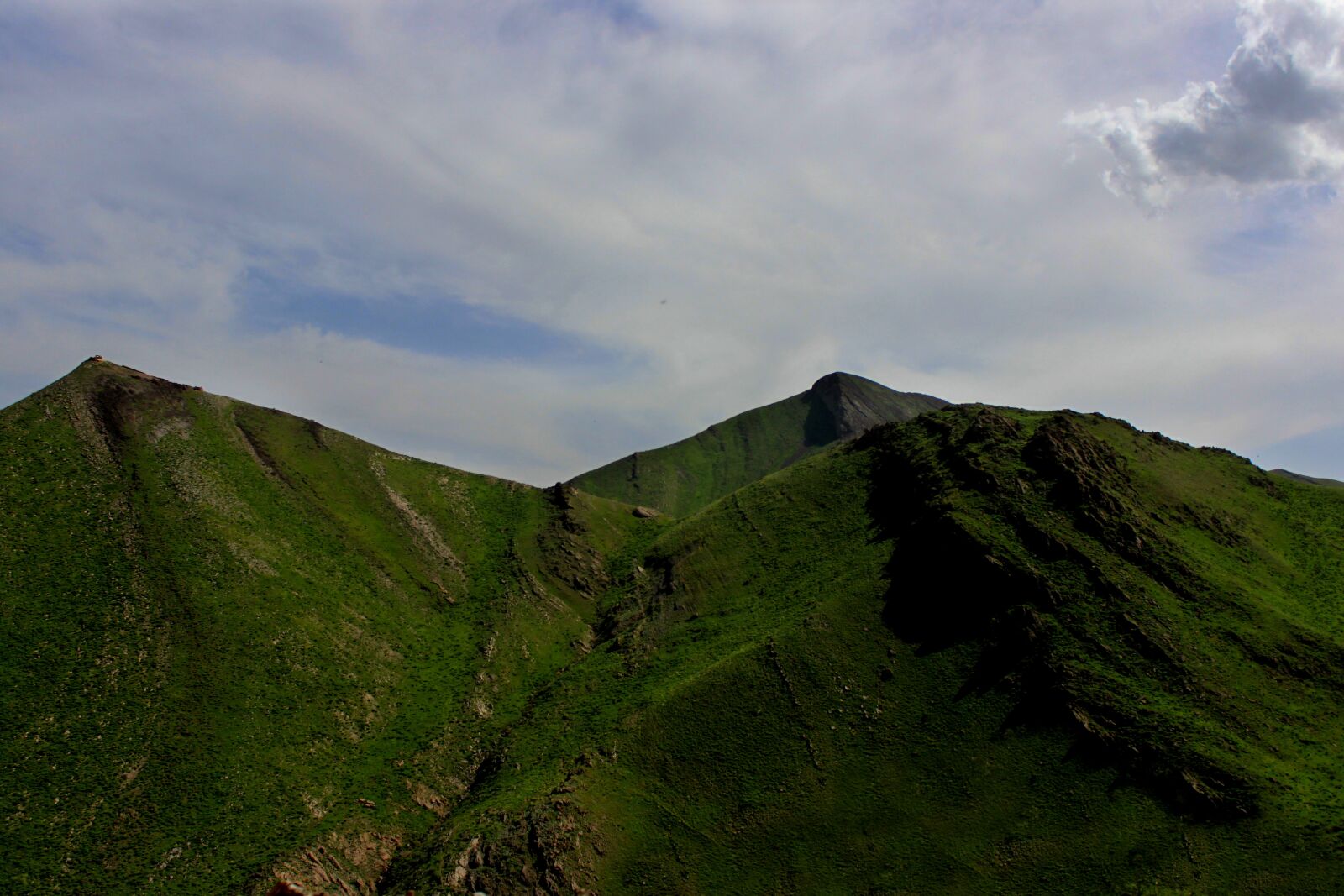 Canon EOS 500D (EOS Rebel T1i / EOS Kiss X3) sample photo. Mountain, green, grass photography