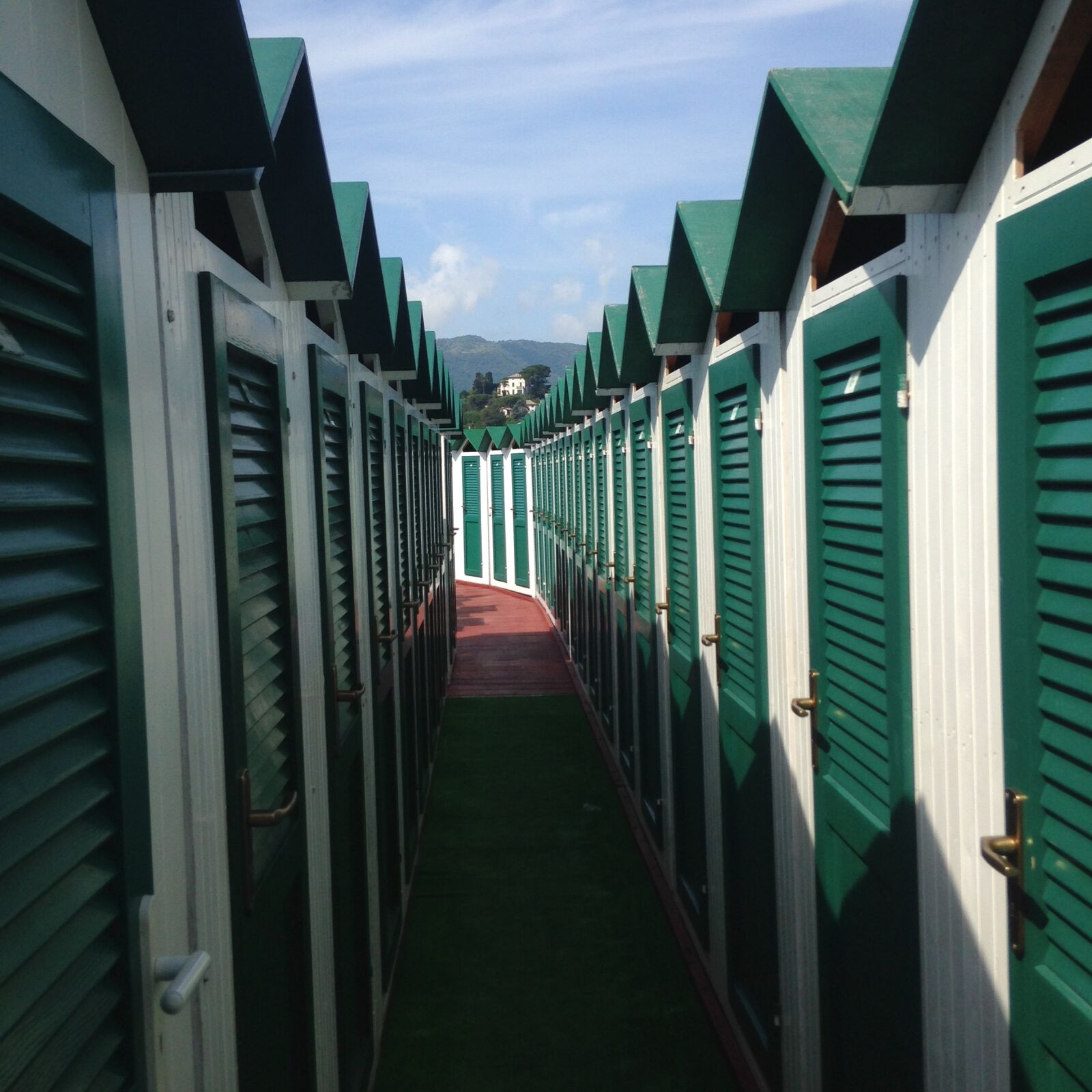 iPhone 5c back camera 4.12mm f/2.4 sample photo. Cabins, sea, beach photography