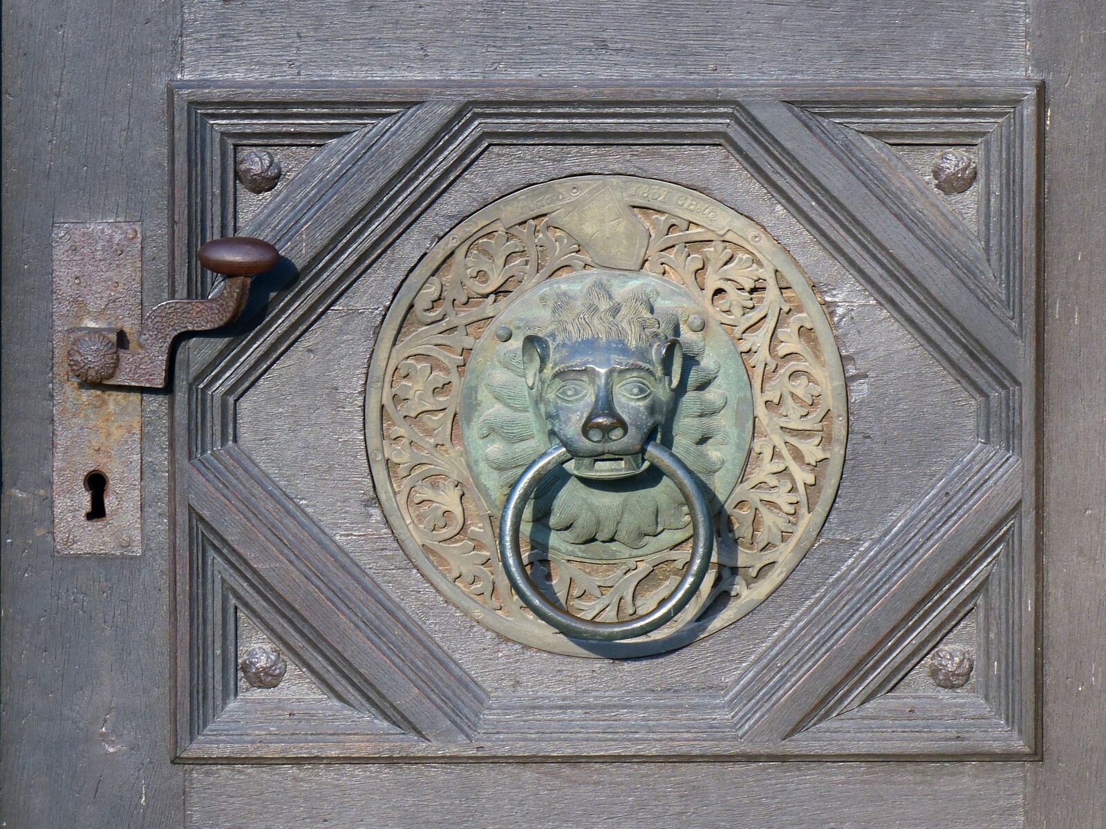 Panasonic Lumix DMC-FZ200 sample photo. Door, doorknocker, metal photography