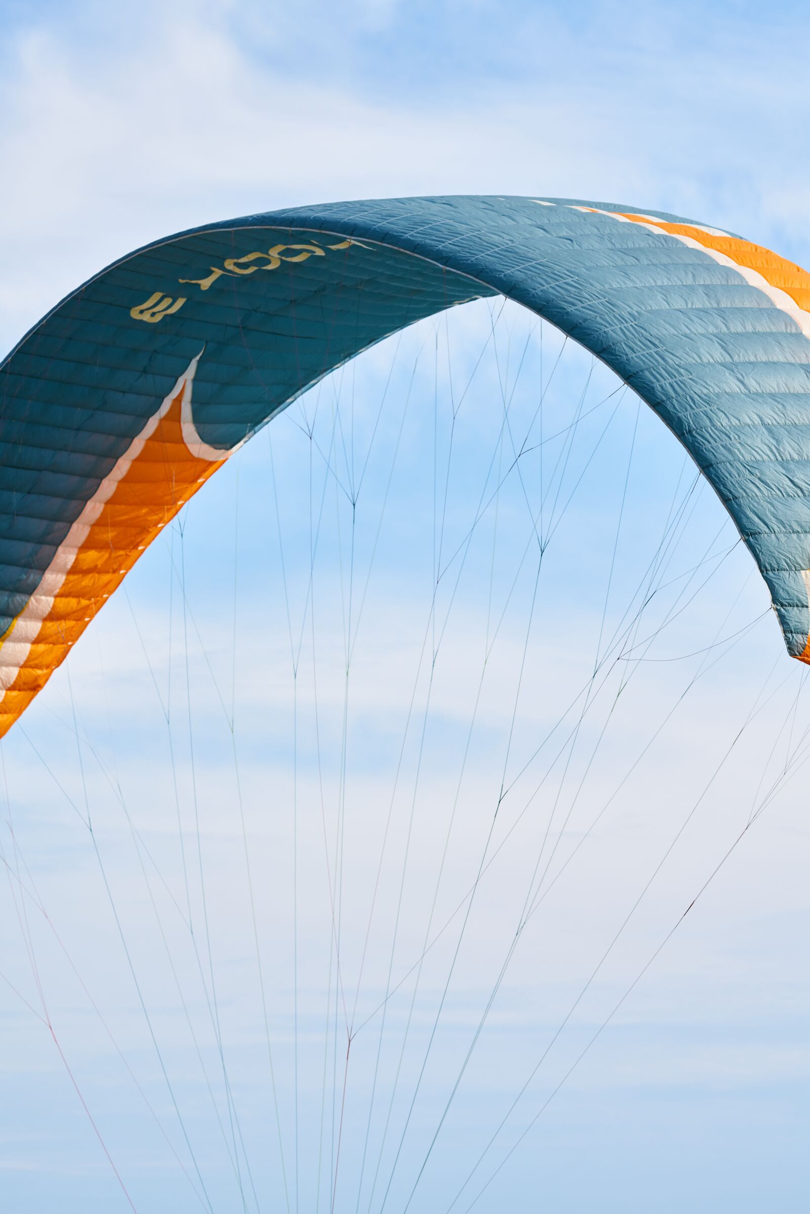 Sony a7R II + Sigma 85mm F1.4 DG HSM Art sample photo. Paragliding, parachute, fly photography